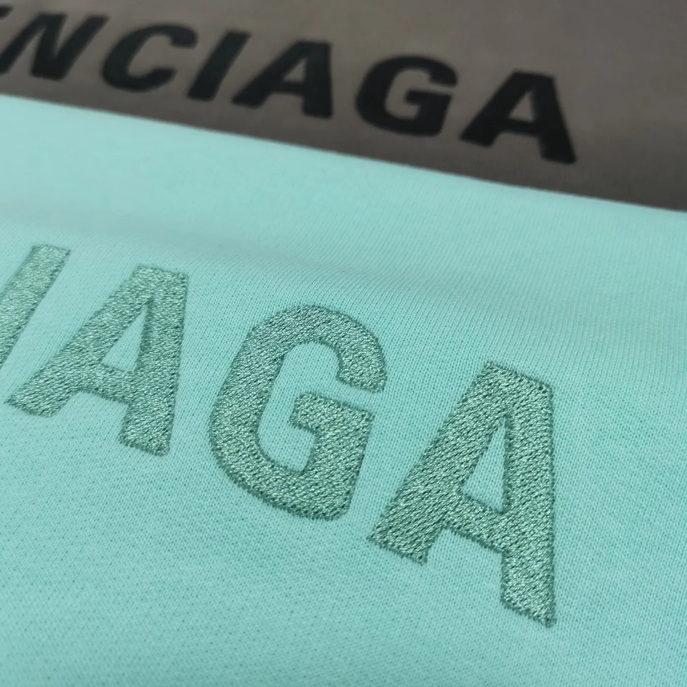 Additional details - the top version of BALENCIAGA with large LOGO basic letters on the back, pure cotton loose, same style for male and female couples, high-end embroidered cotton hoodie, hooded sweatshirt, the god of simplicity in Paris, a volume sought after by many stars. Lisa’s favorite basic short-sleeved Paris style, which has a very high appearance rate. Wear alone, paired with jeans, shorts, and sweatpants, it's a versatile style. Xiaohongshu, a hot item on INS, a must-have for Paris fans.  Using Tajima embroidery technology imported from Japan, the printing looks very three-dimensional and full, with no threads. Regardless of the size, the front and back letters can be expressed perfectly! The fabric is made of 460g pure cotton combed terry fabric!  A complete set of customized tags, collar tags, washed, plastic bags, and most importantly, a complete set of bags, tag codes, and codes are all authentic.  Color: mint green dark brown Size: XS-L P:450