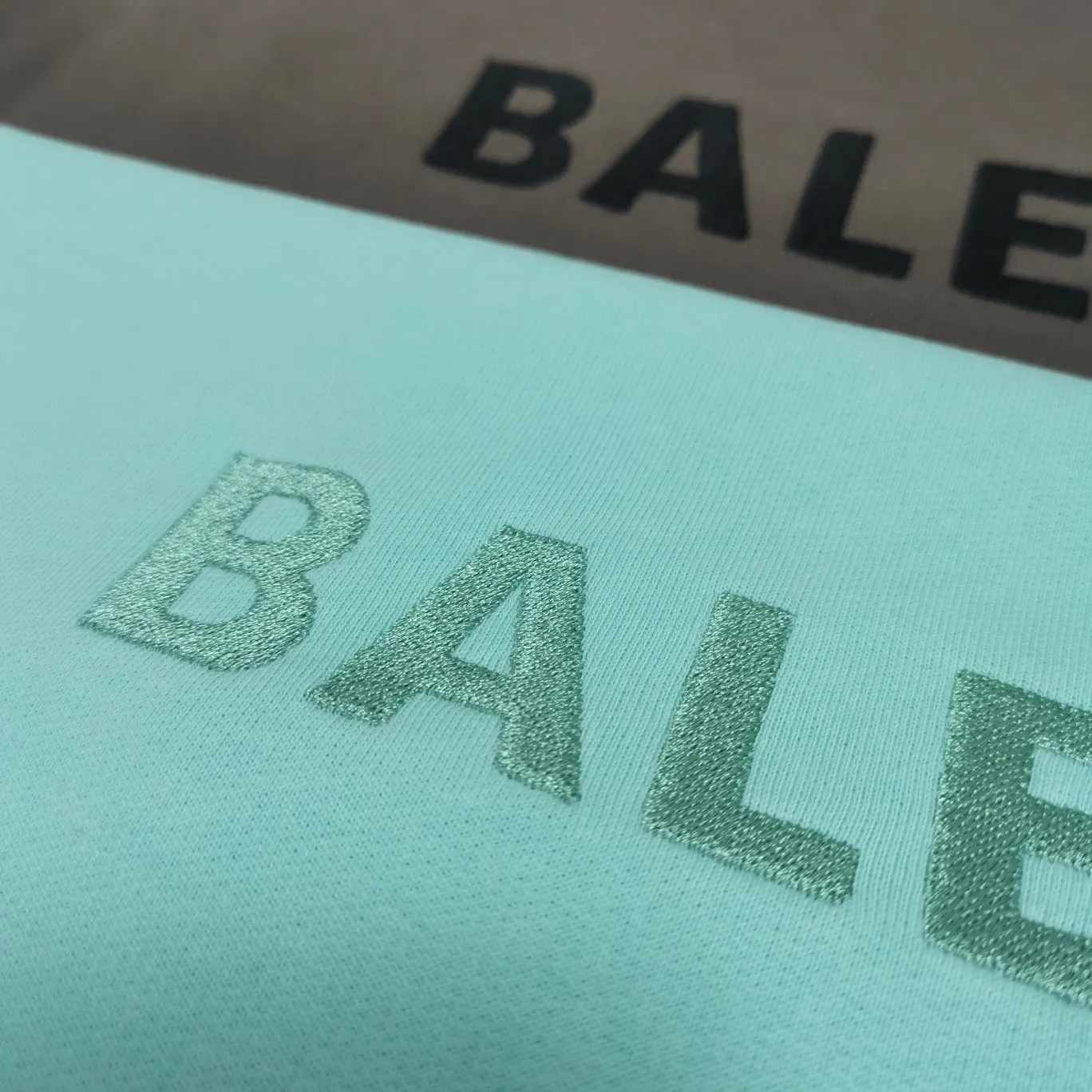 Additional details - the top version of BALENCIAGA with large LOGO basic letters on the back, pure cotton loose, same style for male and female couples, high-end embroidered cotton hoodie, hooded sweatshirt, the god of simplicity in Paris, a volume sought after by many stars. Lisa’s favorite basic short-sleeved Paris style, which has a very high appearance rate. Wear alone, paired with jeans, shorts, and sweatpants, it's a versatile style. Xiaohongshu, a hot item on INS, a must-have for Paris fans.  Using Tajima embroidery technology imported from Japan, the printing looks very three-dimensional and full, with no threads. Regardless of the size, the front and back letters can be expressed perfectly! The fabric is made of 460g pure cotton combed terry fabric!  A complete set of customized tags, collar tags, washed, plastic bags, and most importantly, a complete set of bags, tag codes, and codes are all authentic.  Color: mint green dark brown Size: XS-L P:450