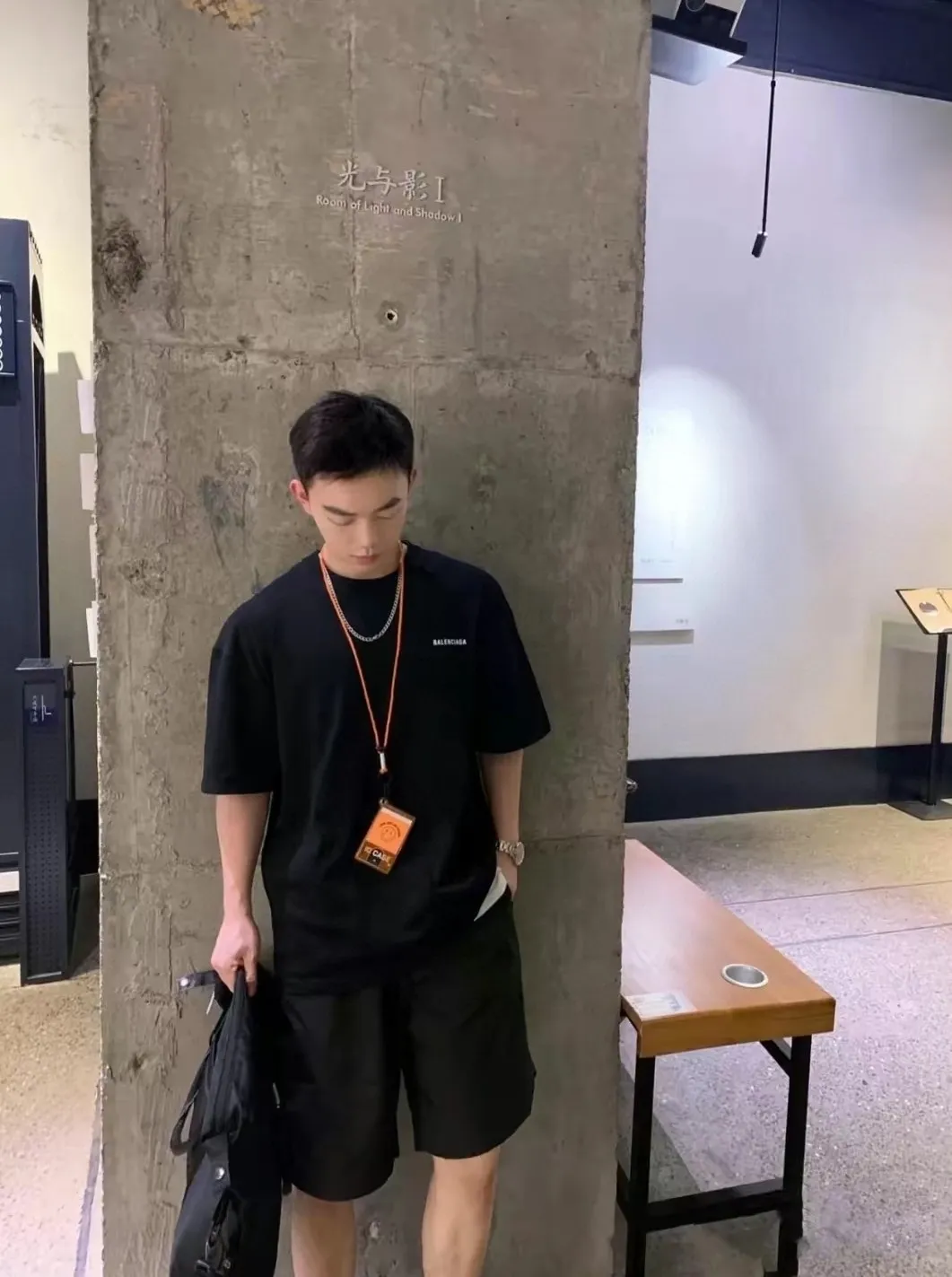 ♻️💯Upper body reference model picture❤️The top-notch proven version of BALENCIAGA with large LOGO on the back and basic letters, pure cotton loose, same style for male and female couples, trendy brand high-end short-sleeved T-shirt, the god of simplicity in Paris, a volume sought after by many stars. Lisa’s favorite basic short-sleeved Paris style, which has a very high appearance rate. Wear alone, paired with jeans, shorts, and sweatpants, it's a versatile style. Xiaohongshu, a hot item on INS, a must-have for Paris fans.  The printing uses white glue as a base, coupled with Kornit direct injection, which ensures the anchorage of the printing and machine washing without any pressure. However, everyone should pay attention to something. The printing of this model is not thick glue, and the printing surface is not shiny. Please pay attention to the importance of version. Don't make a pattern based on the pictures. If you don't have the original version, you won't be able to make it look one to one like the original version. At most, you can just make a look. It's just a piece of clothing without a soul. The fabric is made of 24S 260g double yarn pure cotton fabric. The threads and fabric are custom woven and dyed in the same style, without color difference.  A complete set of customized tags, collar tags, washed, plastic bags, and most importantly, a complete set of bags, tag codes, and codes are all authentic.  Color: White, Black, Royal Blue, Apricot, Floral Gray, Pink Size: XS-L P:240