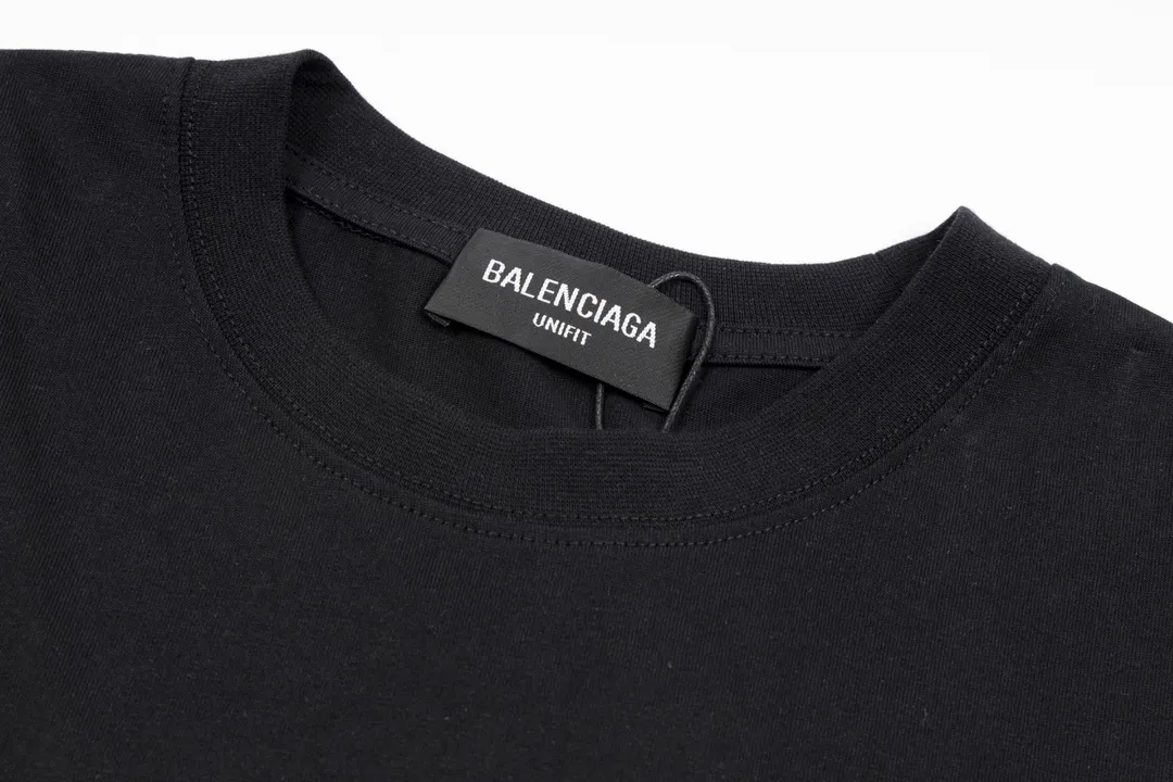 🅿️166 Detailed picture [Top version. Official website quality] BALENCI*GA/Paris. Seal letter LOGO printed short-sleeved T-shirt. Brick cabinet synchronization. The fabric is made of Paris ZP custom-woven and dyed 100% cotton double yarn compact cotton. The weight is 260 grams, the cloth surface is clean. The cloth pattern is clear, soft and comfortable. The threads are dyed with no color difference. The classic pattern is printed with environmentally friendly imported materials and precision printing screens, with clear letters and three-dimensional effect. Different market currency, welcome to compare, the version adopts OS loose shoulder version. Same style for men and women Coding: BL223032 Color: black, white, floral gray, khaki, blue sky Size: XS to L