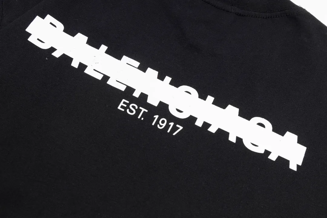 🅿️166 Detailed picture [Top version. Official website quality] BALENCI*GA/Paris. Seal letter LOGO printed short-sleeved T-shirt. Brick cabinet synchronization. The fabric is made of Paris ZP custom-woven and dyed 100% cotton double yarn compact cotton. The weight is 260 grams, the cloth surface is clean. The cloth pattern is clear, soft and comfortable. The threads are dyed with no color difference. The classic pattern is printed with environmentally friendly imported materials and precision printing screens, with clear letters and three-dimensional effect. Different market currency, welcome to compare, the version adopts OS loose shoulder version. Same style for men and women Coding: BL223032 Color: black, white, floral gray, khaki, blue sky Size: XS to L