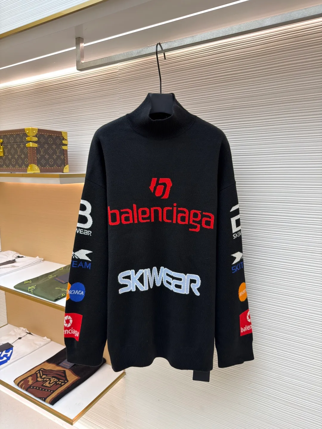 Balenciaga SKI ski series letter jacquard turtleneck sweater ●Original version: purchased and developed in 7017 ●Item number: 1681040-C10 ●Fabric: wool blended fabric ●Technology: jacquard production ●Version: loose version ●Weight: about 720 grams ●Size: The sleeves on both sides are designed with multiple logos and heavy jacquard design. The jacquard and fabric are integrated into one, and the ribbed collar is custom-woven. The overall wiring is straight and delicate, the fabric is comfortable and soft, and the color is consistent without color difference. It can be matched with the same style to create a fashionable look and control various occasions. Customized accessories, complete with three standards, same style for men and women!
