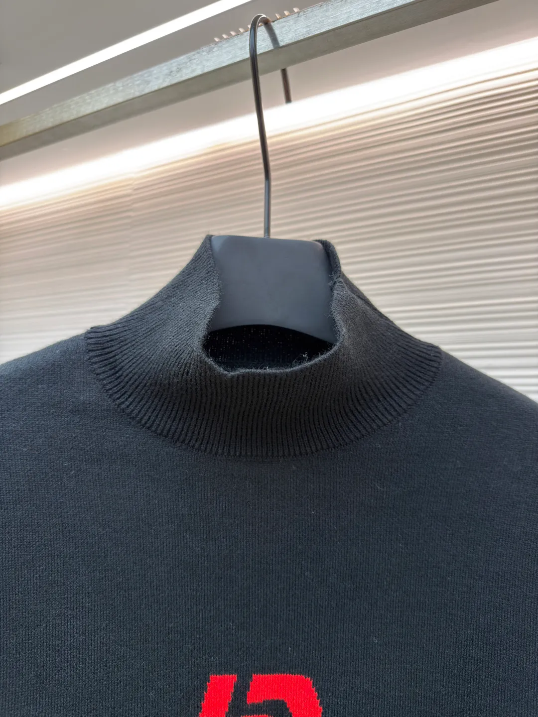 Balenciaga SKI ski series letter jacquard turtleneck sweater ●Original version: purchased and developed in 7017 ●Item number: 1681040-C10 ●Fabric: wool blended fabric ●Technology: jacquard production ●Version: loose version ●Weight: about 720 grams ●Size: The sleeves on both sides are designed with multiple logos and heavy jacquard design. The jacquard and fabric are integrated into one, and the ribbed collar is custom-woven. The overall wiring is straight and delicate, the fabric is comfortable and soft, and the color is consistent without color difference. It can be matched with the same style to create a fashionable look and control various occasions. Customized accessories, complete with three standards, same style for men and women!