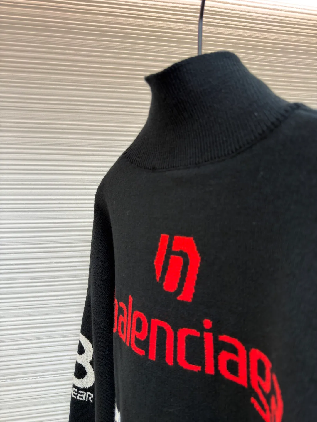 Balenciaga SKI ski series letter jacquard turtleneck sweater ●Original version: purchased and developed in 7017 ●Item number: 1681040-C10 ●Fabric: wool blended fabric ●Technology: jacquard production ●Version: loose version ●Weight: about 720 grams ●Size: The sleeves on both sides are designed with multiple logos and heavy jacquard design. The jacquard and fabric are integrated into one, and the ribbed collar is custom-woven. The overall wiring is straight and delicate, the fabric is comfortable and soft, and the color is consistent without color difference. It can be matched with the same style to create a fashionable look and control various occasions. Customized accessories, complete with three standards, same style for men and women!