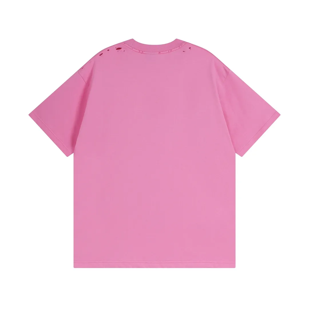 🅿️200 Detailed Picture [Top version. Official website quality] BALENCI*GA/Paris. 2024 new style, foam printed letters on the chest, washed and distressed short-sleeved T-shirt, 2024 new style. All pattern details, color, Y plate customization. Jubie market currency. Brick cabinets are synchronized. Genuine products are developed at the first time, and you can print and compare! The fabric is made of Paris ZP custom-woven and dyed cotton double yarn. Weighing 260 grams, the cloth surface is clean. The cloth pattern is clear, soft and comfortable. The threads are dyed with no color difference. The printing uses environmentally friendly imported foam printing, with clear letters and three-dimensional effect. The entire garment is washed, distressed and worn. The version adopts OS loose shoulder design. Same style for men and women. Code: BL223377 Color: black, pink, rice. Size: XS to L