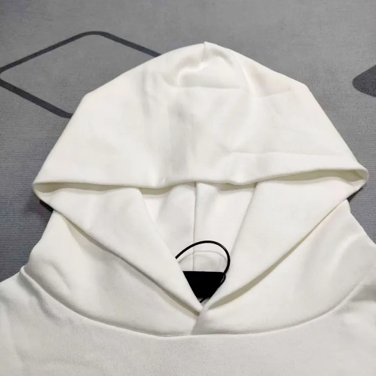 The top version of Balenciaga SS24 Coke Logo blur printed hooded sweatshirt. Loose fit. Same style for men and women. 440g double-ply large terry fabric dyed in the same vat. The fabric can weigh up to 460g. It feels very comfortable. The latest brick cabinets in autumn and winter are in sync. Fashionable and individual. A super versatile and good-looking sweatshirt. Very suitable for both men and women. A must-have style. Hang tag. Collar label. Washed wheat. Complete with three labels. Packaging Sydney paper. [1:1 original creation with high control of details] Fabric: 440g double-strand large terry Color: Black White Size: XS-L P:430 Color: Black White Size: XS S M L Style number: 2478#