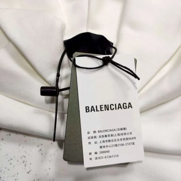 The top version of Balenciaga SS24 Coke Logo blur printed hooded sweatshirt. Loose fit. Same style for men and women. 440g double-ply large terry fabric dyed in the same vat. The fabric can weigh up to 460g. It feels very comfortable. The latest brick cabinets in autumn and winter are in sync. Fashionable and individual. A super versatile and good-looking sweatshirt. Very suitable for both men and women. A must-have style. Hang tag. Collar label. Washed wheat. Complete with three labels. Packaging Sydney paper. [1:1 original creation with high control of details] Fabric: 440g double-strand large terry Color: Black White Size: XS-L P:430 Color: Black White Size: XS S M L Style number: 2478#