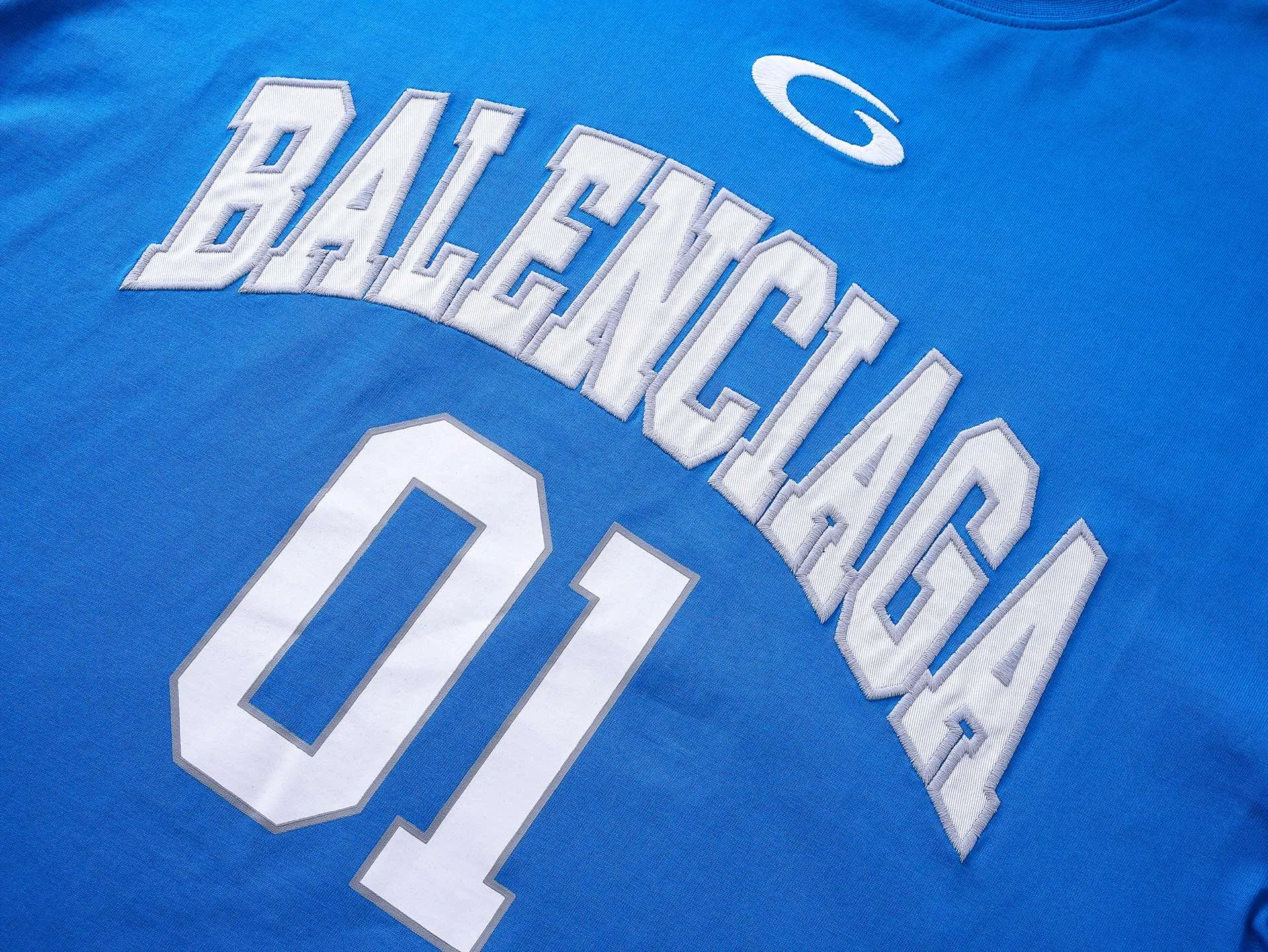 🅿️260 real photos [Top version. Official website quality] BALENCI*GA/Paris.SS25 latest basketball uniform embroidered printed long-sleeved T-shirt. The front embroidery is embroidered and printed using a Tajima computer embroidery machine, the lower left corner is stamped, and the back piece is printed. Brick cabinets are synchronized. Genuine products are developed at the first time. The fabric is made of Paris ZP custom-woven and dyed cotton double yarn. Weighing 260 grams, the cloth surface is clean. The cloth pattern is clear, soft and comfortable. The threads are dyed with no color difference. The printing uses environmentally friendly imported materials, the letters are clear and the effect is three-dimensional. The version adopts OS loose shoulder design. Same style for men and women. Code: BL255069 Color: black, white, purple, orchid. Size: XS S M L