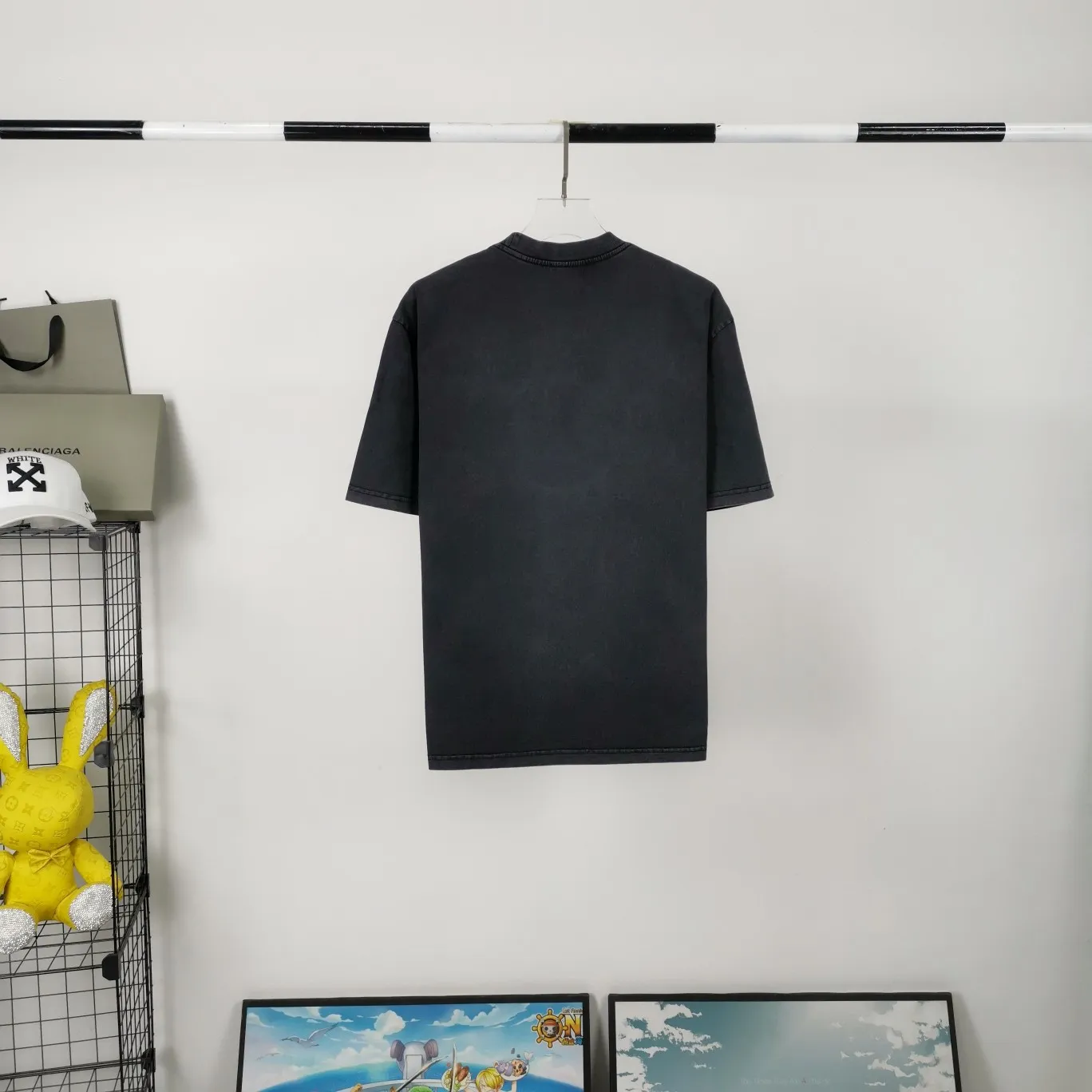 [New] The top tried and tested version of BALENCIAGA's new design team prints the same style short-sleeved T-shirts for men and women, couples and celebrities. It uses high-coverage screen water slurry technology, and is printed after washing. Ready-made garments are washed, fried snowflakes and sanded. The scrap rate is very high. Full of craftsmanship. 32S 280g double-ply double yarn pure cotton fabric. Ready-made garments are shaped and washed! Full of drape. Accessories: Butter paper with logo, three-label synchronous official website Size: XS-L Color: Washed black P:280