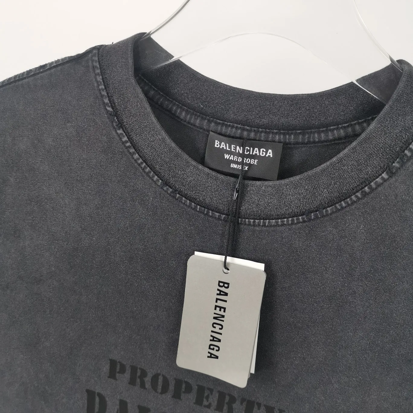 [New] The top tried and tested version of BALENCIAGA's new design team prints the same style short-sleeved T-shirts for men and women, couples and celebrities. It uses high-coverage screen water slurry technology, and is printed after washing. Ready-made garments are washed, fried snowflakes and sanded. The scrap rate is very high. Full of craftsmanship. 32S 280g double-ply double yarn pure cotton fabric. Ready-made garments are shaped and washed! Full of drape. Accessories: Butter paper with logo, three-label synchronous official website Size: XS-L Color: Washed black P:280