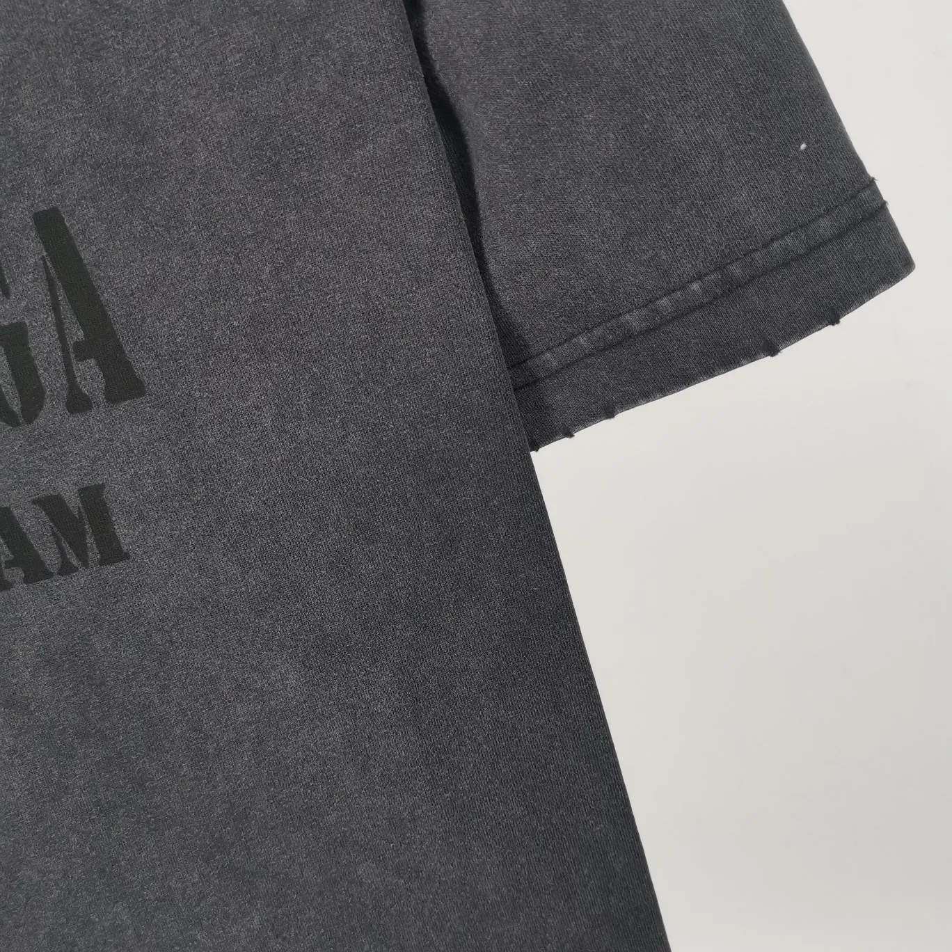 [New] The top tried and tested version of BALENCIAGA's new design team prints the same style short-sleeved T-shirts for men and women, couples and celebrities. It uses high-coverage screen water slurry technology, and is printed after washing. Ready-made garments are washed, fried snowflakes and sanded. The scrap rate is very high. Full of craftsmanship. 32S 280g double-ply double yarn pure cotton fabric. Ready-made garments are shaped and washed! Full of drape. Accessories: Butter paper with logo, three-label synchronous official website Size: XS-L Color: Washed black P:280