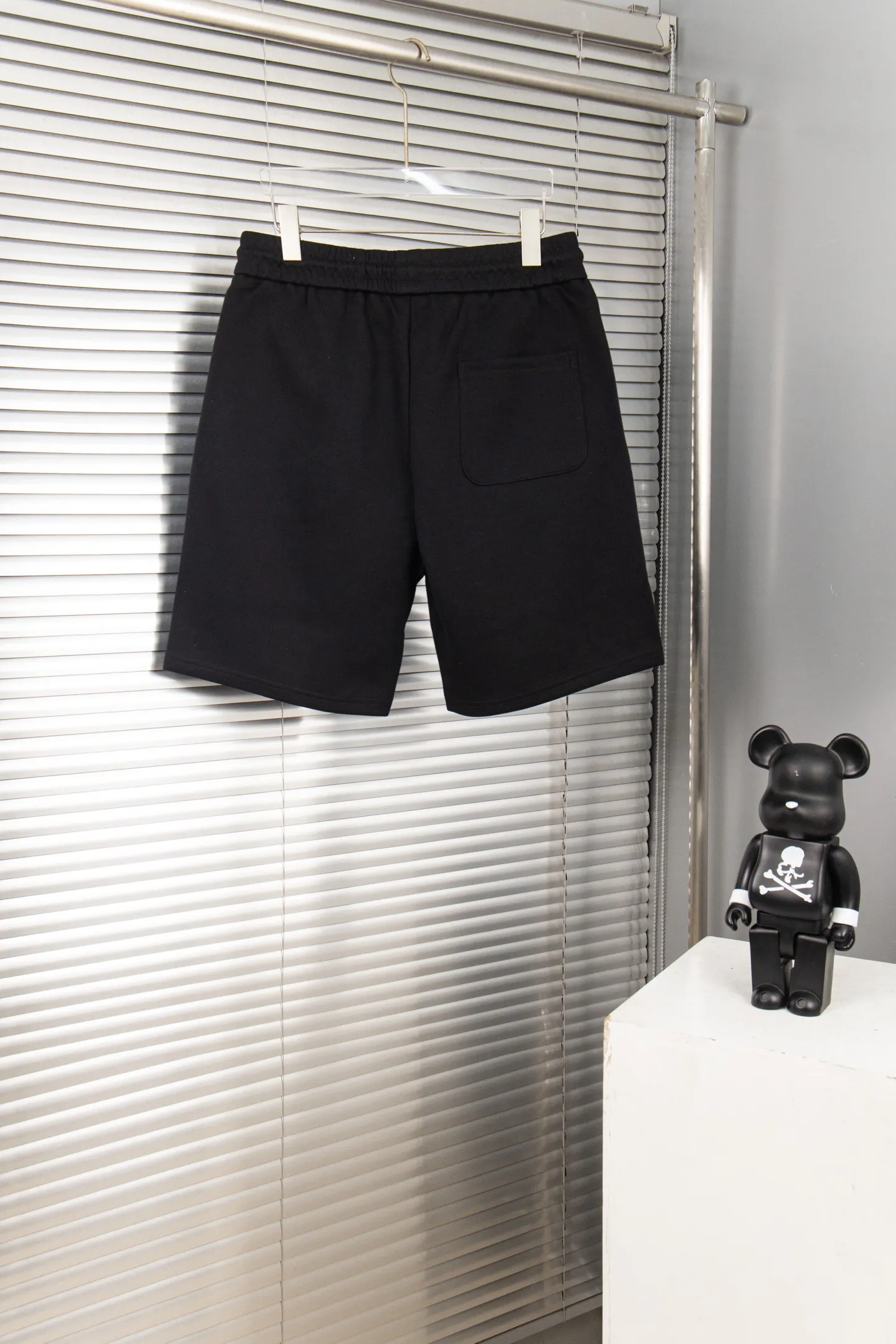 🅿️190 New arrival: Style number: B103 Balenciaga new graffiti letter printed shorts for couples, casual three-quarter pants 1️⃣The fabric is made of reactive black 360g, a very high-quality, thick and comfortable fabric, and the waist is designed with hemming workmanship, making it more comfortable and stylish to wear! 2️⃣Adopt foam printing design technology, positioning cutting, imported glue dot printing, irregular splash ink graffiti printing! 3️⃣It is very youthful and youthful and energetic, and can be easily controlled by both men and women. It is very in line with the fashion aesthetic concepts of young people today, creating a casual and lazy fashion tone, a must-have for autumn and winter! 4️⃣Exquisite workmanship and complete accessories! Color: black Size: S, M, L, XL