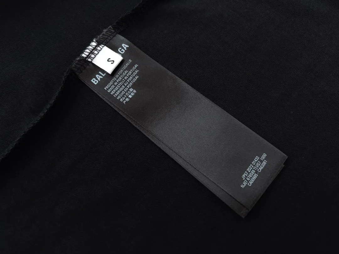 🅿️176 Detailed picture [Top version. Official website quality] BALENCI*GA/Paris BALENCI*GA#2023 spring and summer new style, refrigerator energy meter environmental protection logo short-sleeved T-shirt. 2023 spring and summer new product. Brick cabinet synchronization. The fabric is made of Paris ZP custom-woven and dyed 100% cotton double yarn compact cotton. The weight is 260 grams. The cloth surface is clean. The cloth pattern is clear. Soft and comfortable. Good color fastness. Not easy to change color. The threads are woven and dyed with no color difference. The printing uses imported environmentally friendly rubber paddles, cutting piece positioning, precision stencils, fine LOGO letters, clear letters, no burrs. The effect is three-dimensional, which is different from ordinary printing in the market. Restore brick cabinets. Comparisons welcome. The version adopts OS loose shoulder design. Same style for men and women. Code: BL223097 Color: Black. Beige Size: XS to L