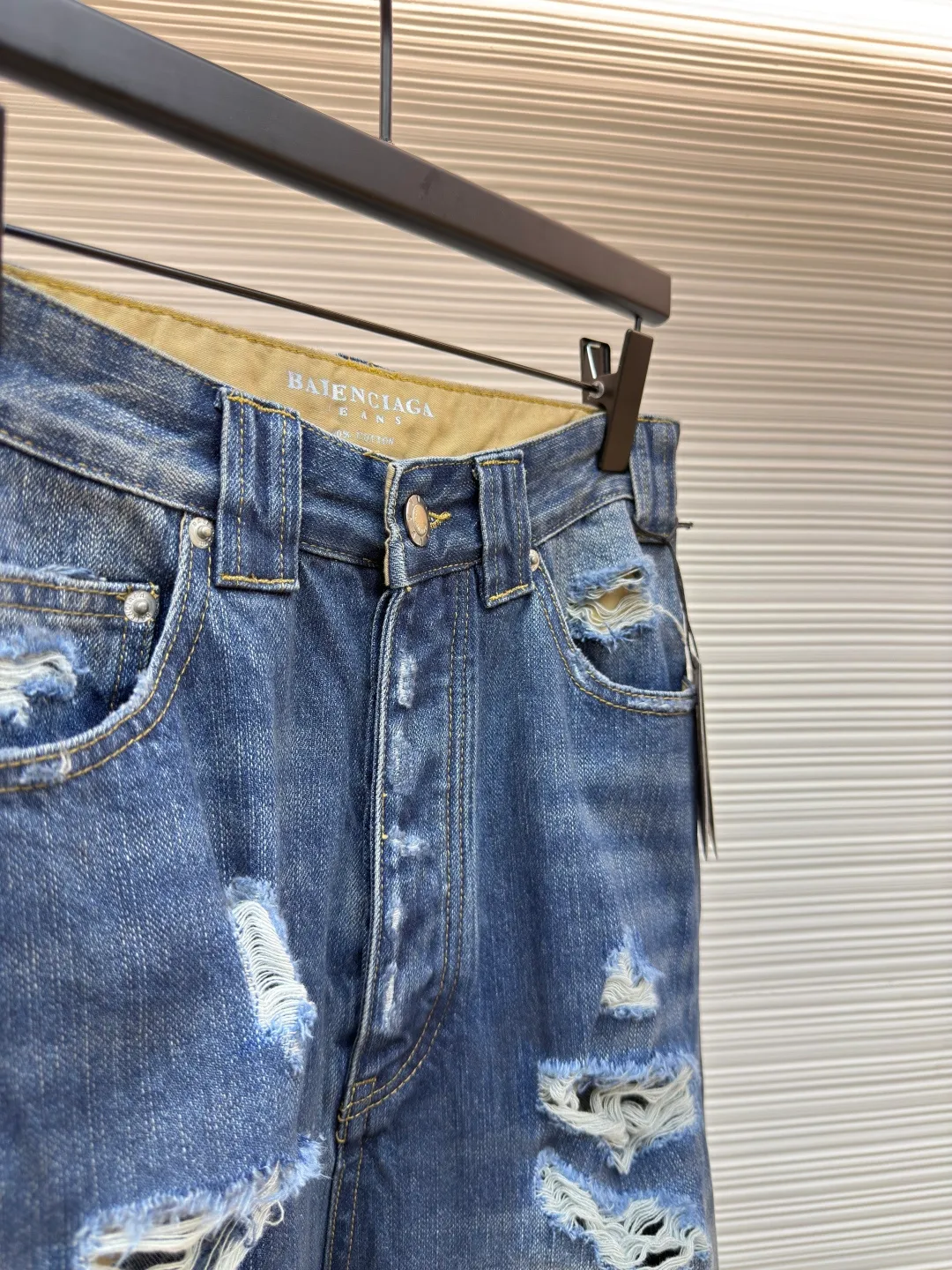Balenciaga destroyed denim wide-leg pants ●Authentic product: Purchased and developed by 8263 ●Item number: 1680486-A85 ●Fabric: Denim denim fabric ●Technology: Washed and frayed ●Version: Loose version ●Weight: about 885 grams ●Size: XS-S-M ●Description: The fabric is made of high-density pure cotton twill denim material imported from Italy. The narrow-width fabric loses a lot to restore the loose drape feeling. The fabric is washed and depadded first. The washing process needs to be repeated three times to restore the color. Through washing and sanding, the old texture is formed. The color is too natural. Finally, a professional painter is required to paint the transition. Custom-woven and dyed trousers and pocket fabrics. The entire thickness. The material is consistent with YB. The cuts are located and damaged. Purely hand-ground and hand-picked. A complete set of customized accessories. Bronze-colored hardware with flat nails. The overall wiring is straight and delicate, the fabric is comfortable and soft, and the color is consistent without color difference. It can be matched with the same style to create a fashionable look and control various occasions. Customized accessories, complete with three standards, same style for men and women!