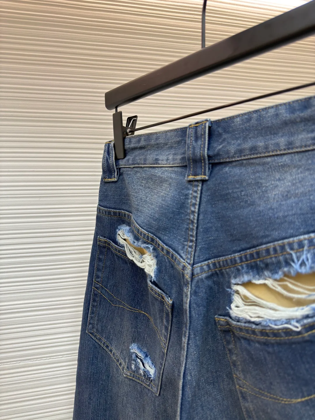 Balenciaga destroyed denim wide-leg pants ●Authentic product: Purchased and developed by 8263 ●Item number: 1680486-A85 ●Fabric: Denim denim fabric ●Technology: Washed and frayed ●Version: Loose version ●Weight: about 885 grams ●Size: XS-S-M ●Description: The fabric is made of high-density pure cotton twill denim material imported from Italy. The narrow-width fabric loses a lot to restore the loose drape feeling. The fabric is washed and depadded first. The washing process needs to be repeated three times to restore the color. Through washing and sanding, the old texture is formed. The color is too natural. Finally, a professional painter is required to paint the transition. Custom-woven and dyed trousers and pocket fabrics. The entire thickness. The material is consistent with YB. The cuts are located and damaged. Purely hand-ground and hand-picked. A complete set of customized accessories. Bronze-colored hardware with flat nails. The overall wiring is straight and delicate, the fabric is comfortable and soft, and the color is consistent without color difference. It can be matched with the same style to create a fashionable look and control various occasions. Customized accessories, complete with three standards, same style for men and women!