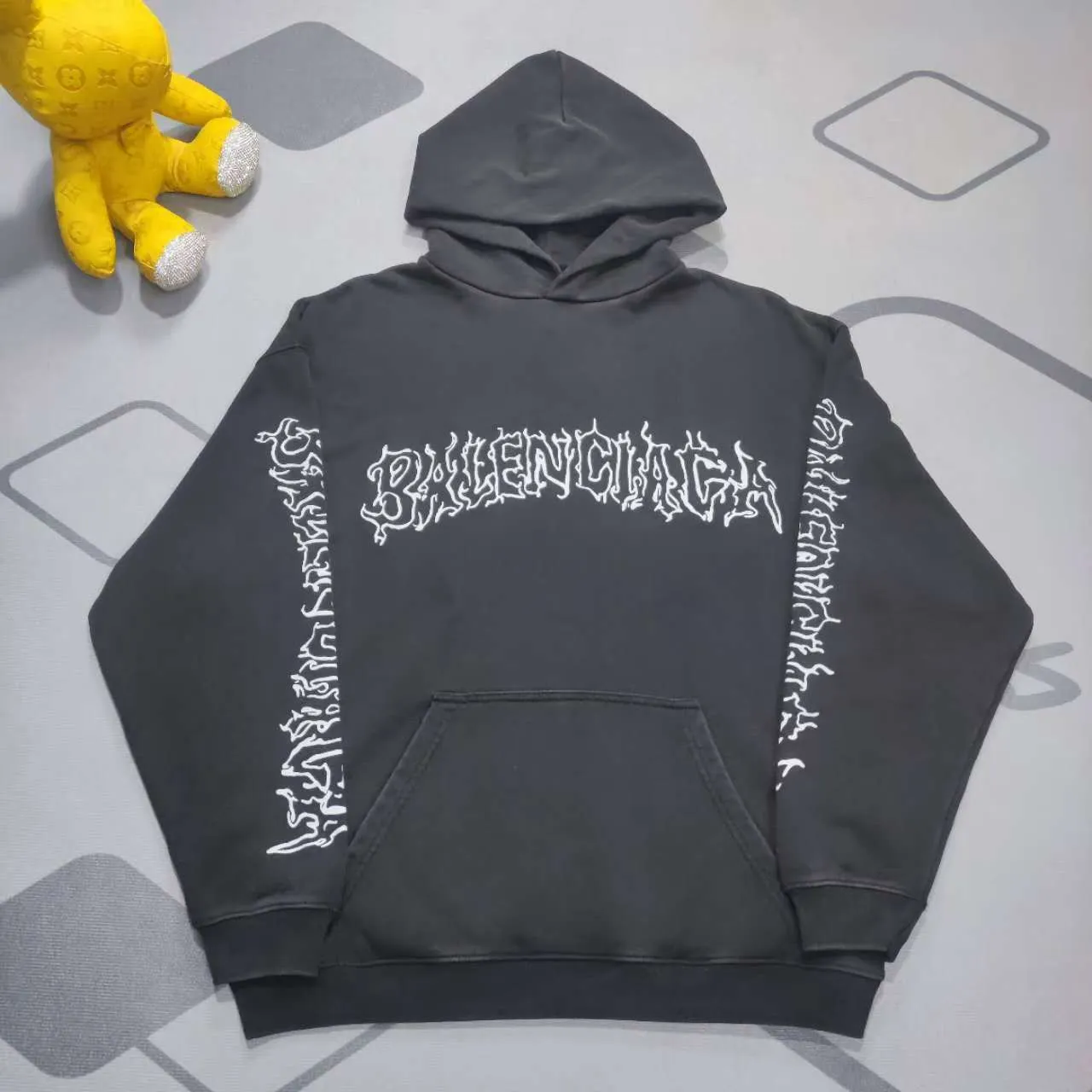 Top version Balenciaga graffiti Sanskrit printed hooded sweatshirt ✅No.1 quality in this market Real ceiling quality ✅All original development drawings pay attention to details to avoid stolen pictures mixed with merchants ✅Correct 450g custom-woven and dyed 100% cotton double yarn compact cotton fabric ✅Imported Conley direct-injection printing color ZP consistent ✅Letter tearing process clear and firm without hand feel ✅Ready-made garments washed and distressed Super heavy craftsmanship good color fastness ZP consistent Here I will explain why mine is a little more expensive than others, 1. It seems to be simple printing or embroidery, but in fact it is not simple at all. 10000% imported machine restoration is not just a lip service. You are welcome to compare with peers. 2. Each model is produced by the company. The details of the workmanship and fabrics are consistent with the original ones. There is no color difference between the ones at the counters. Reproductions are not terrible. Whoever is fake is embarrassed. It’s not shameful to make a replica, it’s shameful if you can’t buy the correct version if you make a replica.  3. Note that the threaded collars are all original collars of certain countries and regions, with high wrapping. The width of the neckline and cabinets are accurate to the millimeter. Thick necklines are not easy to deform. The collars of high-end products are all restored cabinets. They are different from the big collars in the world. Ordinary garbage short-sleeves are printed with a print. The clavicle of the upper body is exposed. Please be patient. Customers who have bought genuine products or have seen genuine products will come back to place orders again. This is quality. This is quality. 4. Different styles of washed wheat main wheat, including imported wheat, have different colors and codes. Really restore the counter. As we all know, Balenciaga's collar labels in each quarter have different English or different colors. This distinguishes fast food from the world's same-colored main wheat washed wheat. 5. Pay attention to the workmanship. The stitching at the neckline has no folds, smooth and natural without overlapping lines, and truly restores this. This is something that many people cannot do. 6. The fabric is made of 450g Paris-specific double yarn. No one can make better fabrics than my family. There's really no way to compare it with the ordinary version on the market. Respect it. It's genuine and costs thousands of dollars anyway. Don't go wrong with the quality of street stall products. 7. The workmanship is fully restored and the packaging is fully restored. The cost is huge. 8. I guarantee here that this is the highest quality you can find. P: 490 Size: XS-S-M-L (The correct version is very large)