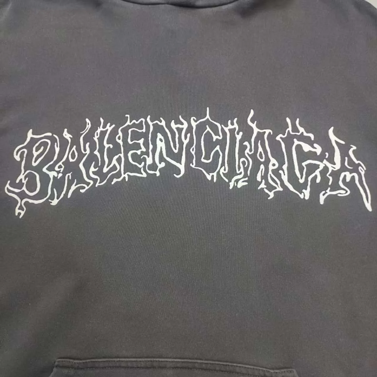 Top version Balenciaga graffiti Sanskrit printed hooded sweatshirt ✅No.1 quality in this market Real ceiling quality ✅All original development drawings pay attention to details to avoid stolen pictures mixed with merchants ✅Correct 450g custom-woven and dyed 100% cotton double yarn compact cotton fabric ✅Imported Conley direct-injection printing color ZP consistent ✅Letter tearing process clear and firm without hand feel ✅Ready-made garments washed and distressed Super heavy craftsmanship good color fastness ZP consistent Here I will explain why mine is a little more expensive than others, 1. It seems to be simple printing or embroidery, but in fact it is not simple at all. 10000% imported machine restoration is not just a lip service. You are welcome to compare with peers. 2. Each model is produced by the company. The details of the workmanship and fabrics are consistent with the original ones. There is no color difference between the ones at the counters. Reproductions are not terrible. Whoever is fake is embarrassed. It’s not shameful to make a replica, it’s shameful if you can’t buy the correct version if you make a replica.  3. Note that the threaded collars are all original collars of certain countries and regions, with high wrapping. The width of the neckline and cabinets are accurate to the millimeter. Thick necklines are not easy to deform. The collars of high-end products are all restored cabinets. They are different from the big collars in the world. Ordinary garbage short-sleeves are printed with a print. The clavicle of the upper body is exposed. Please be patient. Customers who have bought genuine products or have seen genuine products will come back to place orders again. This is quality. This is quality. 4. Different styles of washed wheat main wheat, including imported wheat, have different colors and codes. Really restore the counter. As we all know, Balenciaga's collar labels in each quarter have different English or different colors. This distinguishes fast food from the world's same-colored main wheat washed wheat. 5. Pay attention to the workmanship. The stitching at the neckline has no folds, smooth and natural without overlapping lines, and truly restores this. This is something that many people cannot do. 6. The fabric is made of 450g Paris-specific double yarn. No one can make better fabrics than my family. There's really no way to compare it with the ordinary version on the market. Respect it. It's genuine and costs thousands of dollars anyway. Don't go wrong with the quality of street stall products. 7. The workmanship is fully restored and the packaging is fully restored. The cost is huge. 8. I guarantee here that this is the highest quality you can find. P: 490 Size: XS-S-M-L (The correct version is very large)