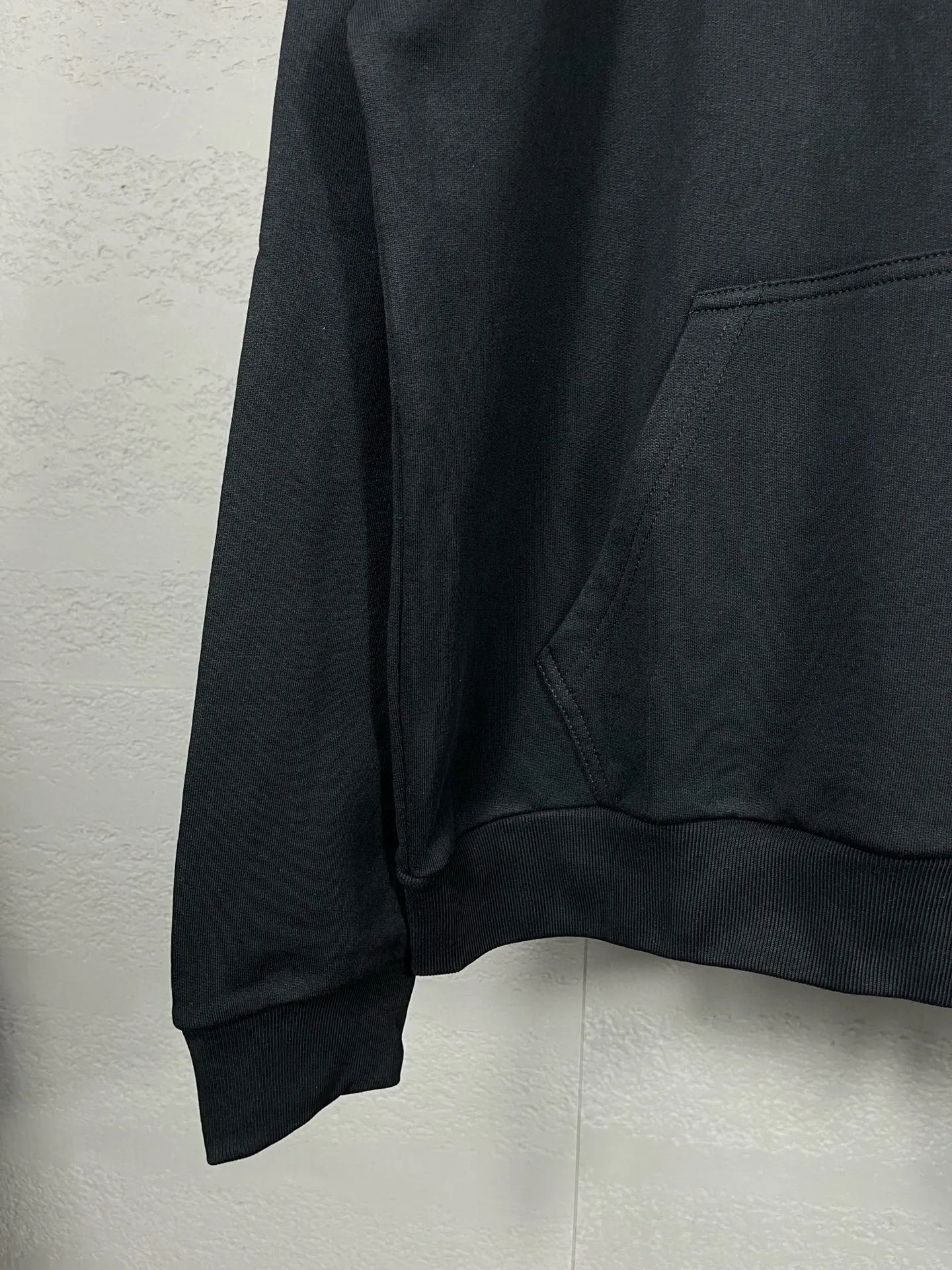 🅿️300 real photos [Top version. Official website quality] BALENCI*GA/Paris. 2024 new style. Phantom double LOGO classic pattern printed long-sleeved hooded sweatshirt. Brick cabinet synchronization. Genuine product developed in the first time, happy to print and compare! The fabric is made of Paris ZP custom-woven and dyed cotton terry sweatshirt. The weight is 450 grams. The cloth surface is clean. The cloth pattern is clear, soft and comfortable. The threads are dyed with no color difference. The classic printing is made of environmentally friendly imported materials, with LOGO phantom effect, clear letters and three-dimensional effect. Restored brick cabinet. Ready-made clothes are washed and distressed, different market currency, welcome to compare, the version adopts OS loose shoulder version. Same style for men and women Coding: BL238010 Color: black, white Size: XS S M L