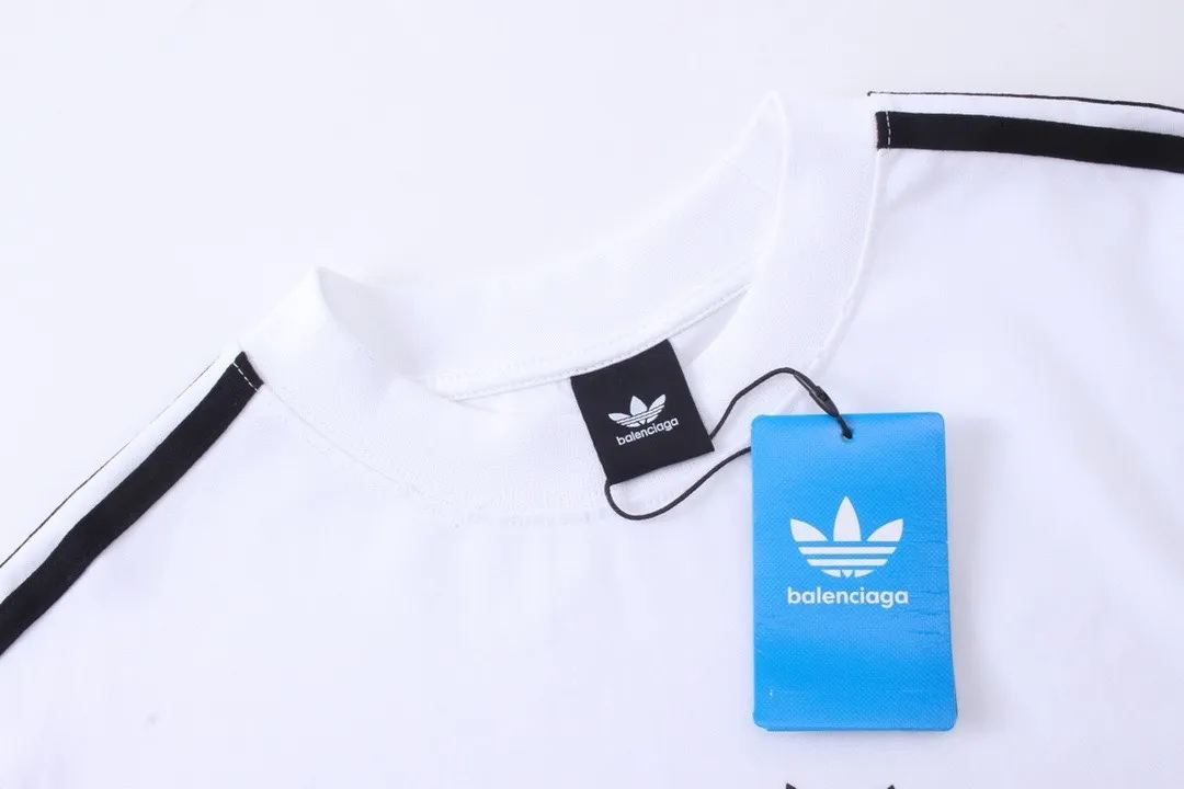 🅿️216 Actual pictures [Top version. Official website quality] BALENCI*GA/Paris co-branded Adidas Adidas clover three-stripe LOGO printed long-sleeved T-shirt #brick cabinet synchronization. Wait for a while to purchase and develop. Differentiating market currency, the fabric is made of Paris ZP custom-woven and dyed cotton double yarn. Weighing 260 grams, the cloth surface is clean. The cloth pattern is clear, soft and comfortable. The threads are dyed with no color difference. The classic pattern is printed with advanced materials, the letters are clear, three-dimensional, without burrs, and the brick cabinet is restored. Comparisons welcome. The version adopts OS loose shoulder design. Same style for men and women. Code: BL225008 Color: black, white, blue Size: XS S M L