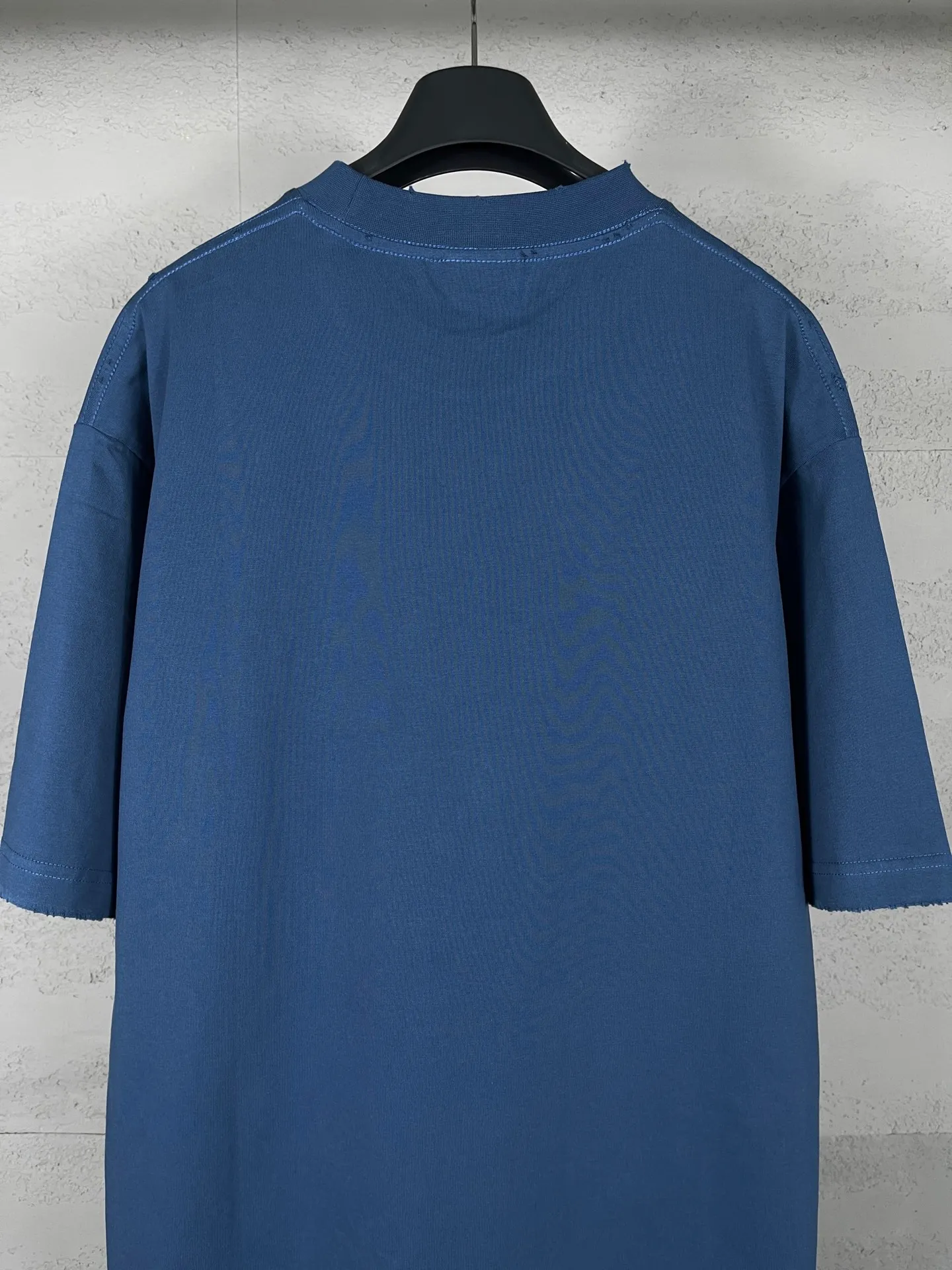 🅿️180 real photos [Top version. Official website quality] BALENCI*GA/Paris #2025 new style washed short-sleeved T-shirt with wheat ear letters LOGO embroidered on the chest, ready-to-wear washed, full of design. Welcome to compare. The fabric is made of Paris ZP custom-woven and dyed cotton double yarn, weight 260 grams, clean cloth surface. Clear texture, soft and comfortable. The threads are dyed with no color difference. The classic letter LOGO is embroidered with imported Tajima embroidery machine. The effect is three-dimensional. Restore the brick cabinet, adopt OS loose shoulder style. Same style for men and women. Code: BL253663 Color: washed black, lake blue, pink, white Size: XS S M L