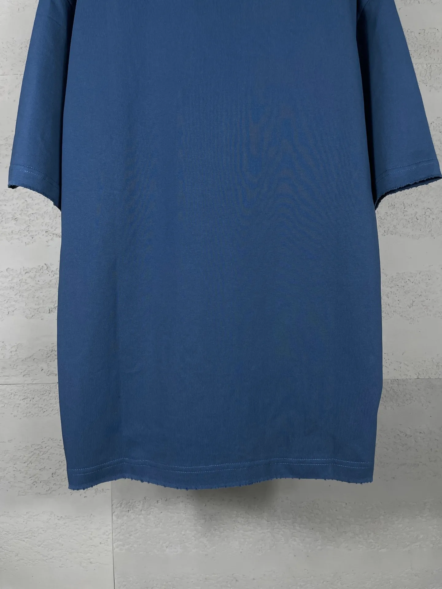🅿️180 real photos [Top version. Official website quality] BALENCI*GA/Paris #2025 new style washed short-sleeved T-shirt with wheat ear letters LOGO embroidered on the chest, ready-to-wear washed, full of design. Welcome to compare. The fabric is made of Paris ZP custom-woven and dyed cotton double yarn, weight 260 grams, clean cloth surface. Clear texture, soft and comfortable. The threads are dyed with no color difference. The classic letter LOGO is embroidered with imported Tajima embroidery machine. The effect is three-dimensional. Restore the brick cabinet, adopt OS loose shoulder style. Same style for men and women. Code: BL253663 Color: washed black, lake blue, pink, white Size: XS S M L