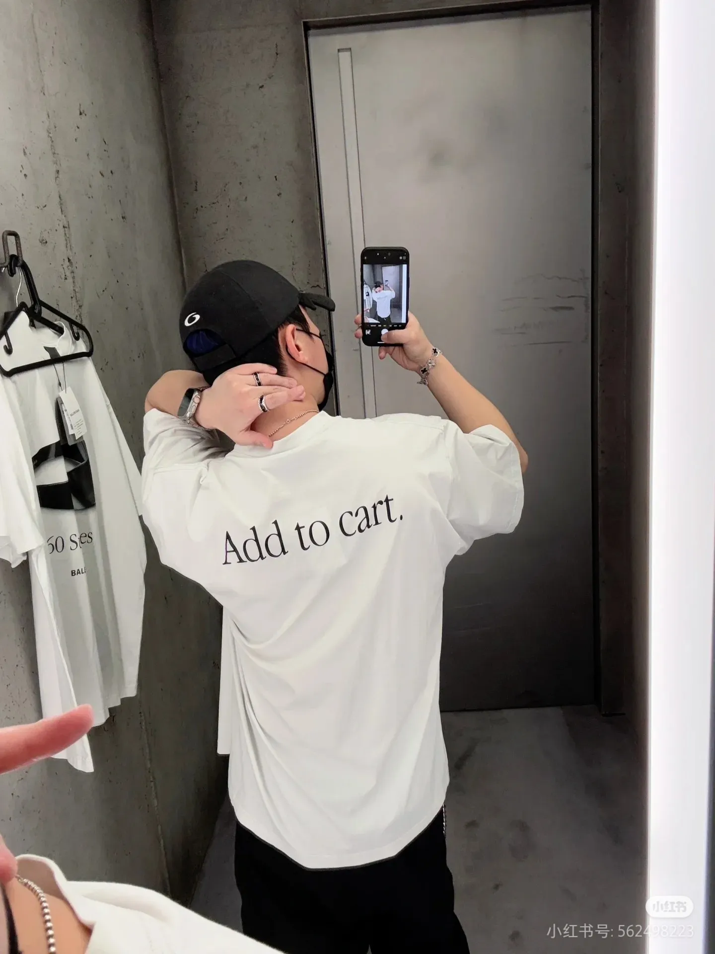🎀Hot model pictures🎀[Top version. Official website quality] BALENCI*GA/Paris. SS25 latest model, direct-injection printed short-sleeved T-shirts on the front and back of the shoes. Brick cabinet synchronization. Developed genuine products at the first time, happy to print and compare! The fabric is made of Paris ZP custom-woven and dyed cotton double yarn. Weighing 260 grams, the cloth surface is clean. The cloth pattern is clear, soft and comfortable. The threads are dyed with no color difference. The printing uses direct-injection environmentally friendly imported materials. The letters are clear and the effect is three-dimensional. The version adopts OS loose shoulder design. Same style for men and women. Color: gray and white. Size: XS S M L P: 270
