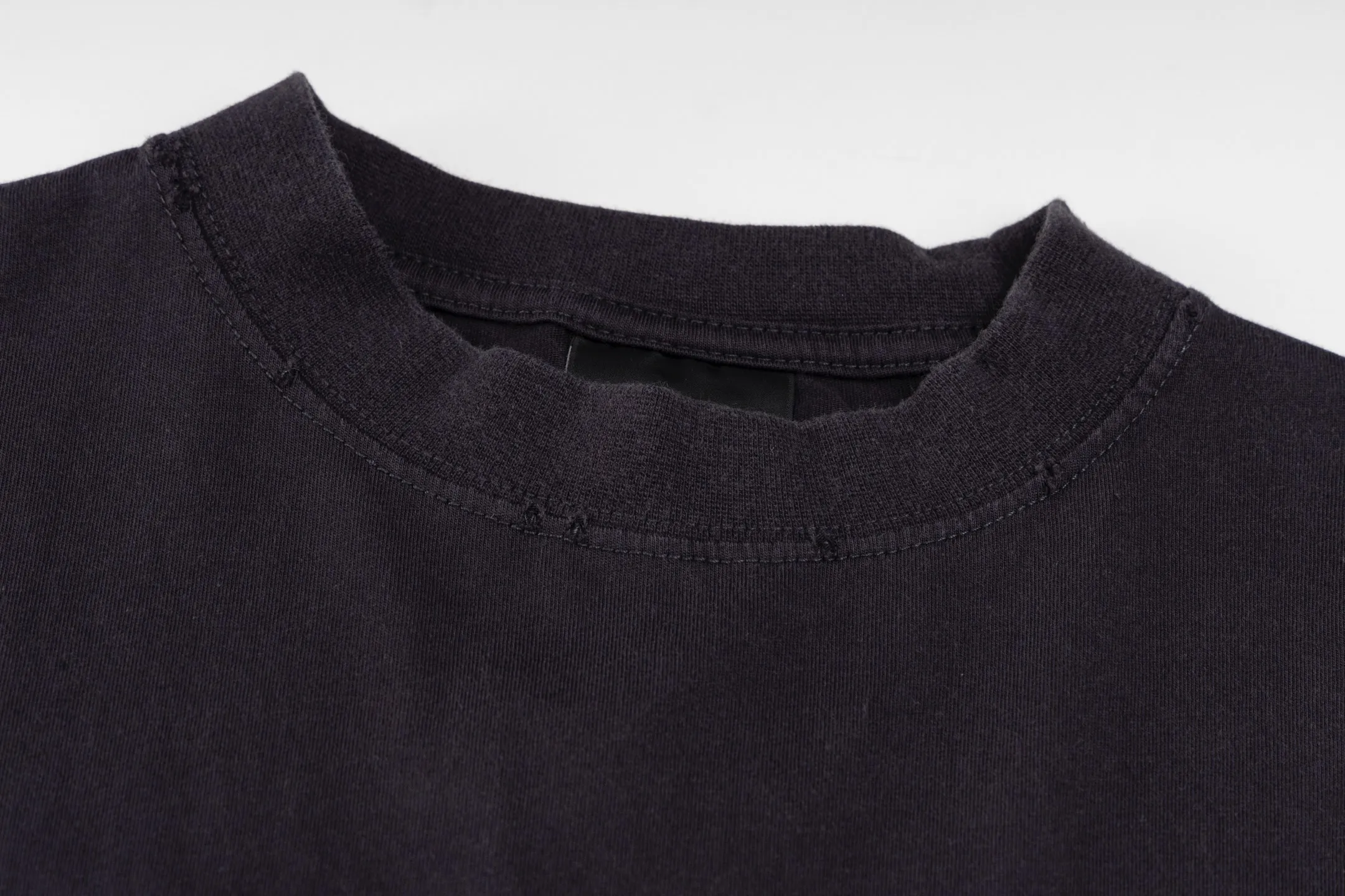 🅿️310 [Exclusive supply] BLCG 25FW Luxury appliqué short-sleeve fabric is made of 24S 185g double yarn special textile compact cotton, and the rib is made of 32S 340g double yarn stretch rib. The structure of pure cotton fabric is plain weave. The surface of the fabric is smooth and delicate, and the texture is tight. It has good moisture absorption, breathability and comfort, and can keep you dry and comfortable. Due to its tight spinning process, it also has good wrinkle resistance and durability, making it suitable for long-term wear or use. Laser cutting patch embroidery technology is a form of technology that uses laser cutting equipment to accurately cut patch fabrics, and then sews them onto clothing or other fabrics through an embroidery machine. Laser-cut cuts are smooth and eliminate the need for hemming, which improves the overall quality of patch embroidery. The post-destruction and wear treatment of the embroidery process is a technology that simulates the natural wear effect through manual intervention; it not only reflects the technical traces of manual intervention, but also retains the aesthetic charm of natural wear. With a layered texture structure, the raised embroidery threads are directionally polished to present a gradient effect of "complete in the middle and roughened edges". Size:XS-S-M-L