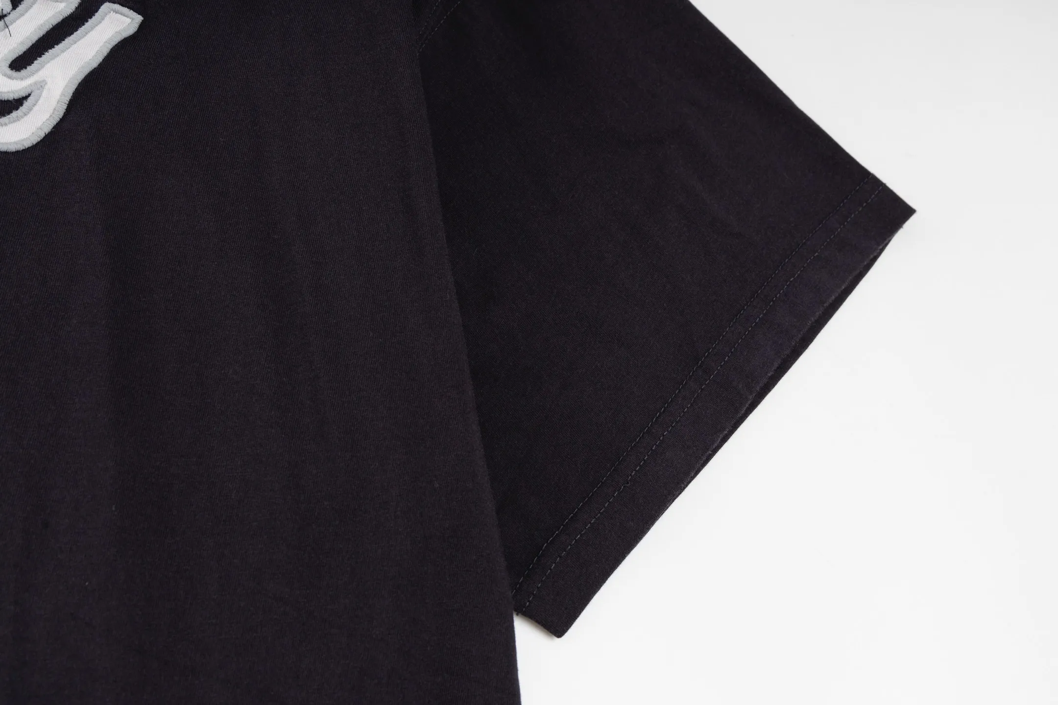 🅿️310 [Exclusive supply] BLCG 25FW Luxury appliqué short-sleeve fabric is made of 24S 185g double yarn special textile compact cotton, and the rib is made of 32S 340g double yarn stretch rib. The structure of pure cotton fabric is plain weave. The surface of the fabric is smooth and delicate, and the texture is tight. It has good moisture absorption, breathability and comfort, and can keep you dry and comfortable. Due to its tight spinning process, it also has good wrinkle resistance and durability, making it suitable for long-term wear or use. Laser cutting patch embroidery technology is a form of technology that uses laser cutting equipment to accurately cut patch fabrics, and then sews them onto clothing or other fabrics through an embroidery machine. Laser-cut cuts are smooth and eliminate the need for hemming, which improves the overall quality of patch embroidery. The post-destruction and wear treatment of the embroidery process is a technology that simulates the natural wear effect through manual intervention; it not only reflects the technical traces of manual intervention, but also retains the aesthetic charm of natural wear. With a layered texture structure, the raised embroidery threads are directionally polished to present a gradient effect of "complete in the middle and roughened edges". Size:XS-S-M-L