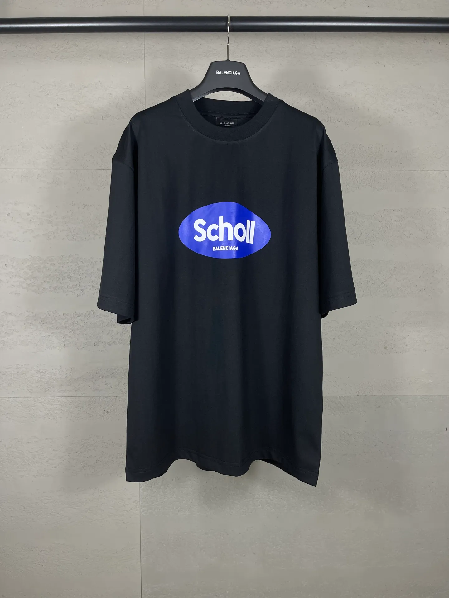 🅿️170 real photos [Top version. Official website quality] BALENCI*GA/Paris. SS25 latest model, Paris co-branded Scholl printed short-sleeved T-shirt. Brick cabinet synchronization. Genuine product developed at the first time, welcome to compare! The fabric is made of Paris ZP custom-woven and dyed cotton double yarn. Weighing 260 grams, the cloth surface is clean. The cloth pattern is clear, soft and comfortable. The threads are dyed with no color difference. The printing uses environmentally friendly imported rubber paddles. The letters are clear and the effect is three-dimensional. The version adopts OS loose shoulder design. Same style for men and women. Code: BL253688 Color: black, yellow Size: XS S M L