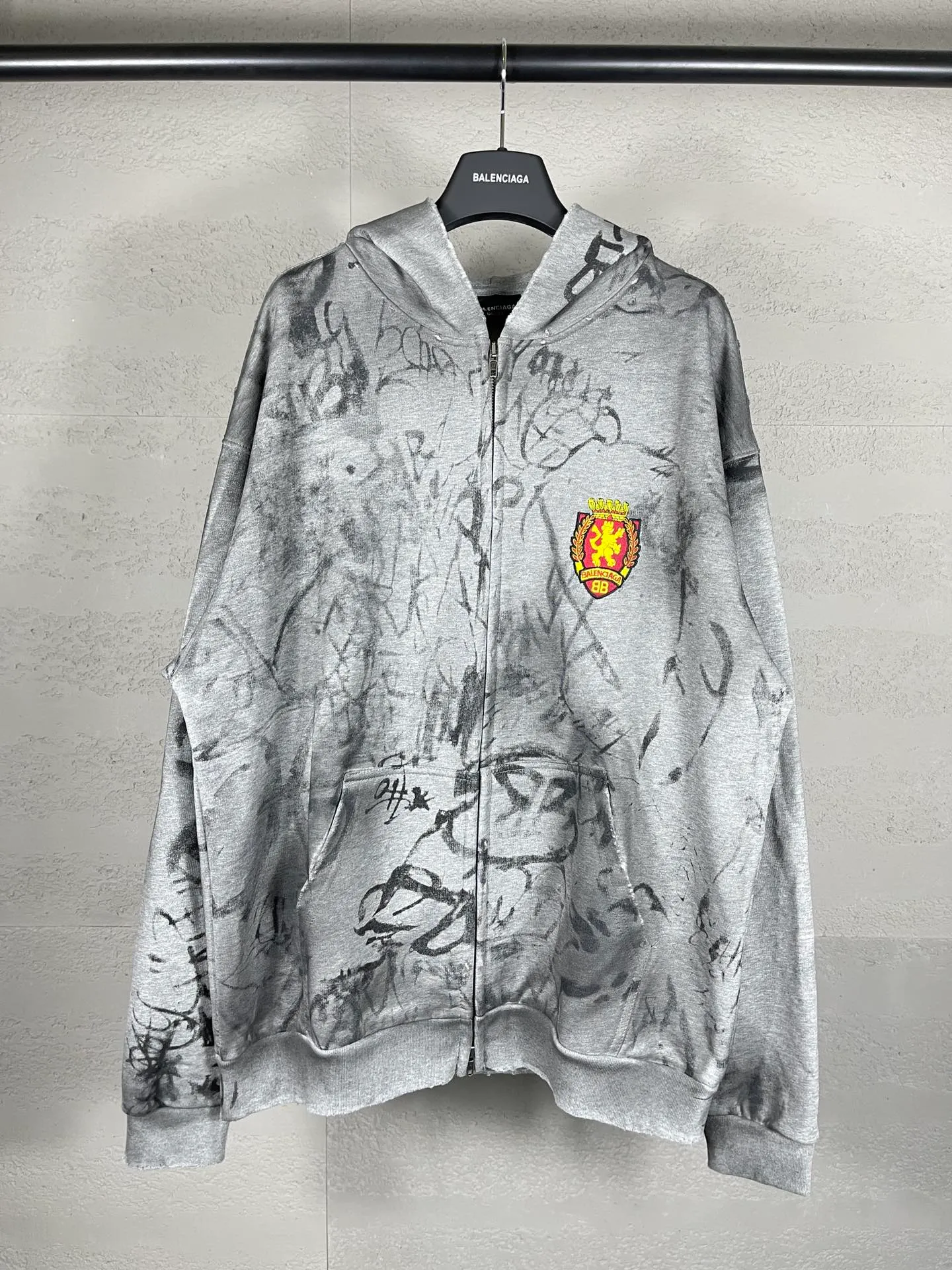 🅿️456 real photos [Top version. Official website quality] BALENCI*GA/Paris co-branded Manchester United. 24 latest. Hand-painted. Worn. Washed. Distressed. Worn. Inkjet painting. Graffiti. Zipper cardigan hooded sweatshirt. The embroidered insignia is heavily tattered. Top-quality board. Comparisons are welcome. The fabric is made of Paris ZP custom-woven and dyed cotton double yarn. Weighing 260 grams, the cloth surface is clean. The cloth pattern is clear, soft and comfortable. The threads are dyed with no color difference. The front pattern embroidery is made with imported machine embroidery. The color of the chapter mark is the same. The embroidery and border are embroidered. The chapter mark is worn and distressed to match the brick cabinet. Ready-made clothes are washed and distressed. Painted with graffiti. The entire piece of clothing is restored with overweight craftsmanship. Jubie market produces pictures based on pictures. Welcome to compare. The version adopts OS loose shoulder design. Same style for men and women. Code: BL238079 Color: gray, red, lake blue Size: XS S M L