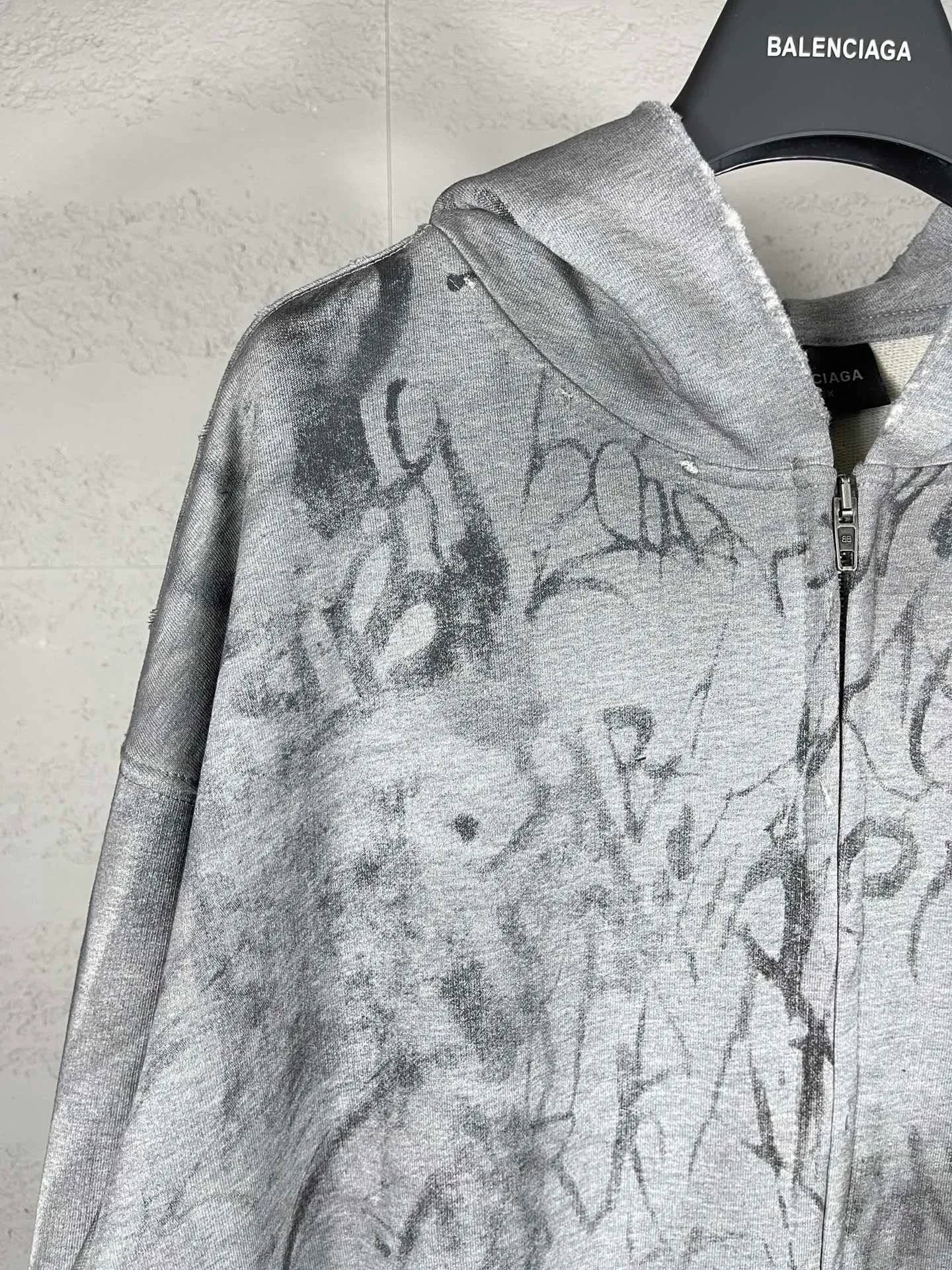 🅿️456 real photos [Top version. Official website quality] BALENCI*GA/Paris co-branded Manchester United. 24 latest. Hand-painted. Worn. Washed. Distressed. Worn. Inkjet painting. Graffiti. Zipper cardigan hooded sweatshirt. The embroidered insignia is heavily tattered. Top-quality board. Comparisons are welcome. The fabric is made of Paris ZP custom-woven and dyed cotton double yarn. Weighing 260 grams, the cloth surface is clean. The cloth pattern is clear, soft and comfortable. The threads are dyed with no color difference. The front pattern embroidery is made with imported machine embroidery. The color of the chapter mark is the same. The embroidery and border are embroidered. The chapter mark is worn and distressed to match the brick cabinet. Ready-made clothes are washed and distressed. Painted with graffiti. The entire piece of clothing is restored with overweight craftsmanship. Jubie market produces pictures based on pictures. Welcome to compare. The version adopts OS loose shoulder design. Same style for men and women. Code: BL238079 Color: gray, red, lake blue Size: XS S M L
