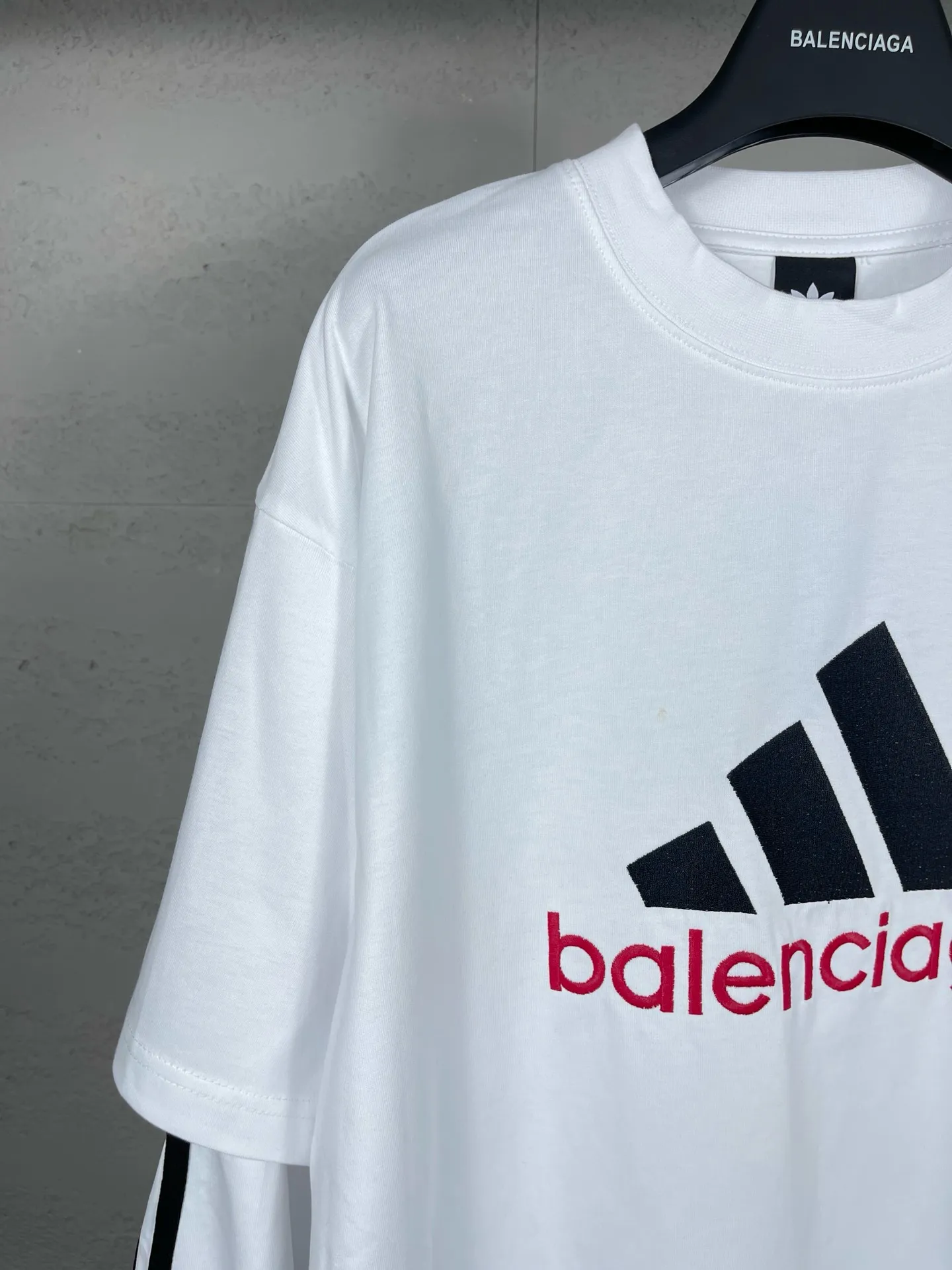 🅿️226 Detailed picture [Top version. Official website quality] BALENCI*GA/Paris co-branded Adidas classic LOGO combination on the front, embroidered long-sleeved T-shirt# The fabric is made of Paris ZP custom-woven and dyed cotton double yarn. Weighing 260 grams, the cloth surface is clean. The cloth pattern is clear, soft and comfortable. The color fastness is good. It is not easy to change color. The threads are dyed with no color difference. The classic letter LOGO embroidery is embroidered using imported Tajima embroidery machine. The lines are clear and the effect is three-dimensional. Restored brick cabinets. The version adopts OS loose shoulder design. Same style for men and women. Code: BL225030 Color: white, black Size: XS S M L