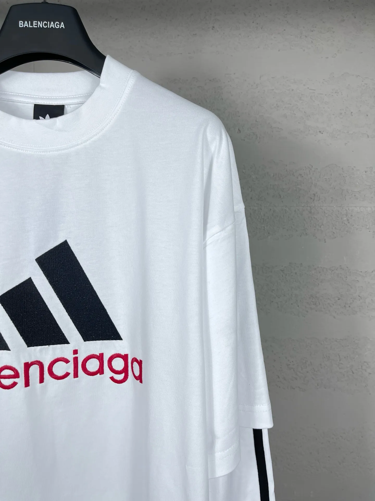 🅿️226 Detailed picture [Top version. Official website quality] BALENCI*GA/Paris co-branded Adidas classic LOGO combination on the front, embroidered long-sleeved T-shirt# The fabric is made of Paris ZP custom-woven and dyed cotton double yarn. Weighing 260 grams, the cloth surface is clean. The cloth pattern is clear, soft and comfortable. The color fastness is good. It is not easy to change color. The threads are dyed with no color difference. The classic letter LOGO embroidery is embroidered using imported Tajima embroidery machine. The lines are clear and the effect is three-dimensional. Restored brick cabinets. The version adopts OS loose shoulder design. Same style for men and women. Code: BL225030 Color: white, black Size: XS S M L