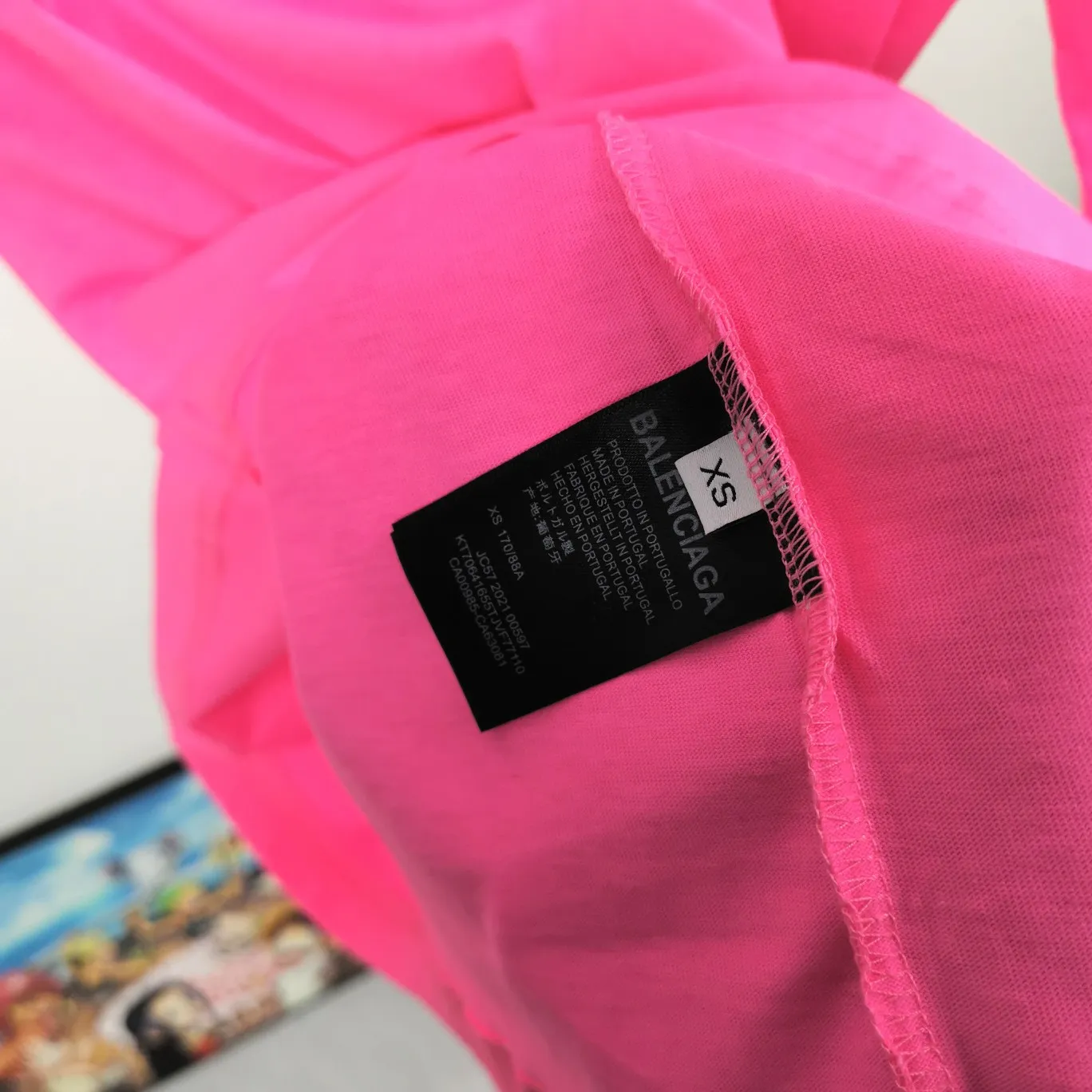 [New arrival] The top tried and tested version of Balenciaga's classic loose-fitting unisex pure cotton short-sleeved style. Custom-made fabrics and printed accessories are reproduced one-to-one. It is made of 280g cotton fabric with 32 count fine double cotton yarn plain weave, and the fabric surface is treated with dust-free woolen craftsmanship. The shoulder and chain seams are made of 0.8cm bundled strips inside, and the double chain stitching on the machine side is made of pure cotton. Here is an explanation of why I am dozens of yuan more expensive than others: 1. Each model is produced by the company. The detailed workmanship and fabrics are consistent with the genuine ones. There is no color difference between the ones at the counters. Guaranteed no color difference. Replicas are not scary. Whoever is fake is embarrassed. It’s not shameful to make a replica, it’s shameful if you can’t buy the correct version if you make a replica. All of my series can be found in all major places and will be absolutely stunning!  2. The fabric is made of 280g Paris-specific double yarn. No one can make better fabrics than mine. There is really no way to compare with the ordinary version on the market. Respect it. It is authentic and costs thousands of dollars. Don’t go for the quality of street stalls. 3. The workmanship has been restored in all aspects. The packaging has been restored in all aspects. 4. I guarantee here that this is the highest quality you can find. Size: XS-L Color; Blue Pink Fluorescent Yellow P: 260