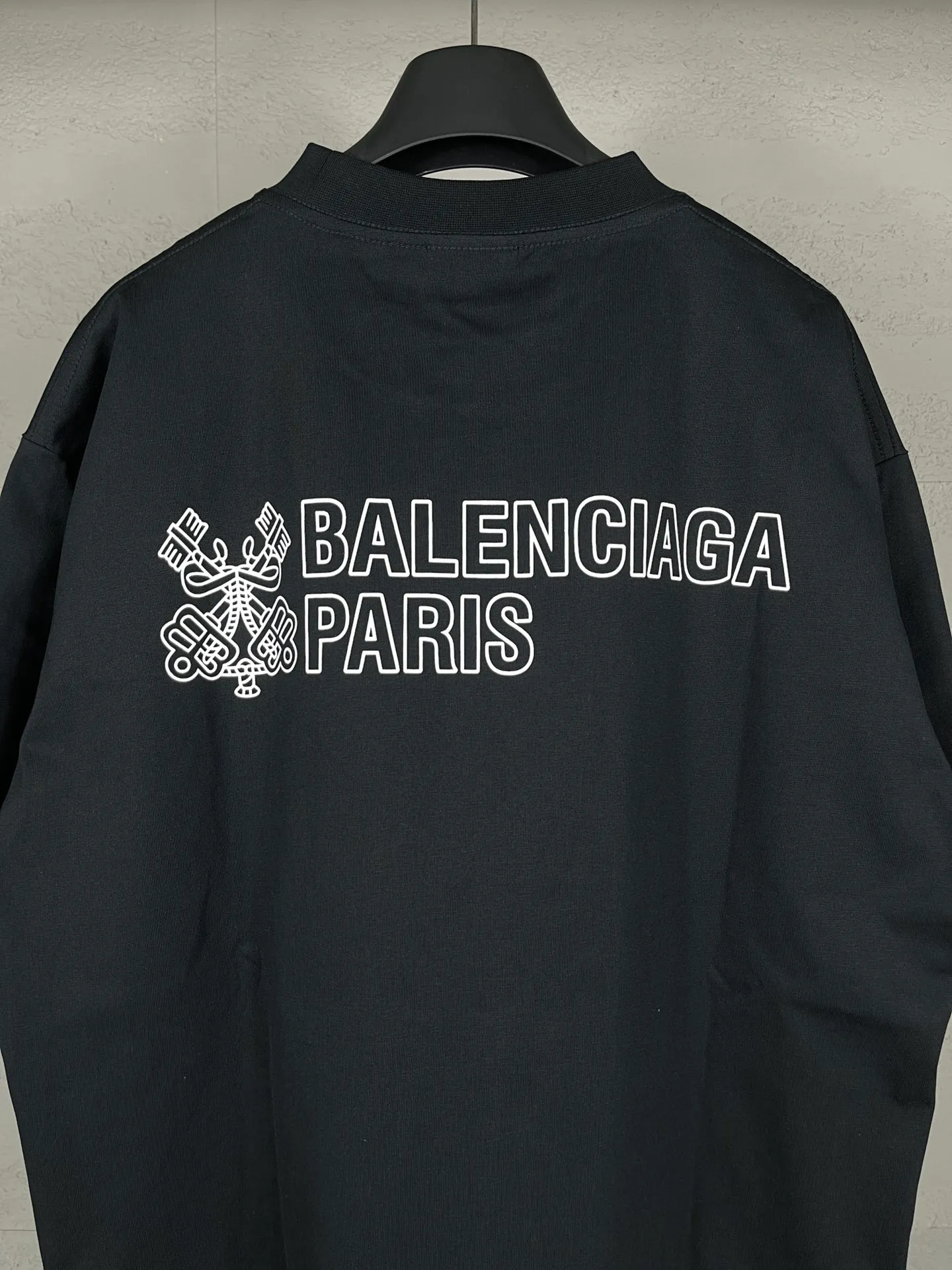 🅿️170 real shots [Top version. Official website quality] BALENCI*GA/Paris.SS25 latest model. The new LOGO monogram is printed on the front and back of the short-sleeved T-shirt. The brick cabinet is synchronized. It is developed at the first time and the fabric is made of Paris ZP custom-woven and dyed cotton double yarn. Weighing 260 grams, the cloth surface is clean. The cloth pattern is clear, soft and comfortable. The threads are dyed with no color difference. The printing is made of environmentally friendly imported materials. The letters are clear and the effect is three-dimensional. The version adopts OS loose shoulder design. Same style for men and women. Code: BL223619 Color: black, white Size: XS S M L