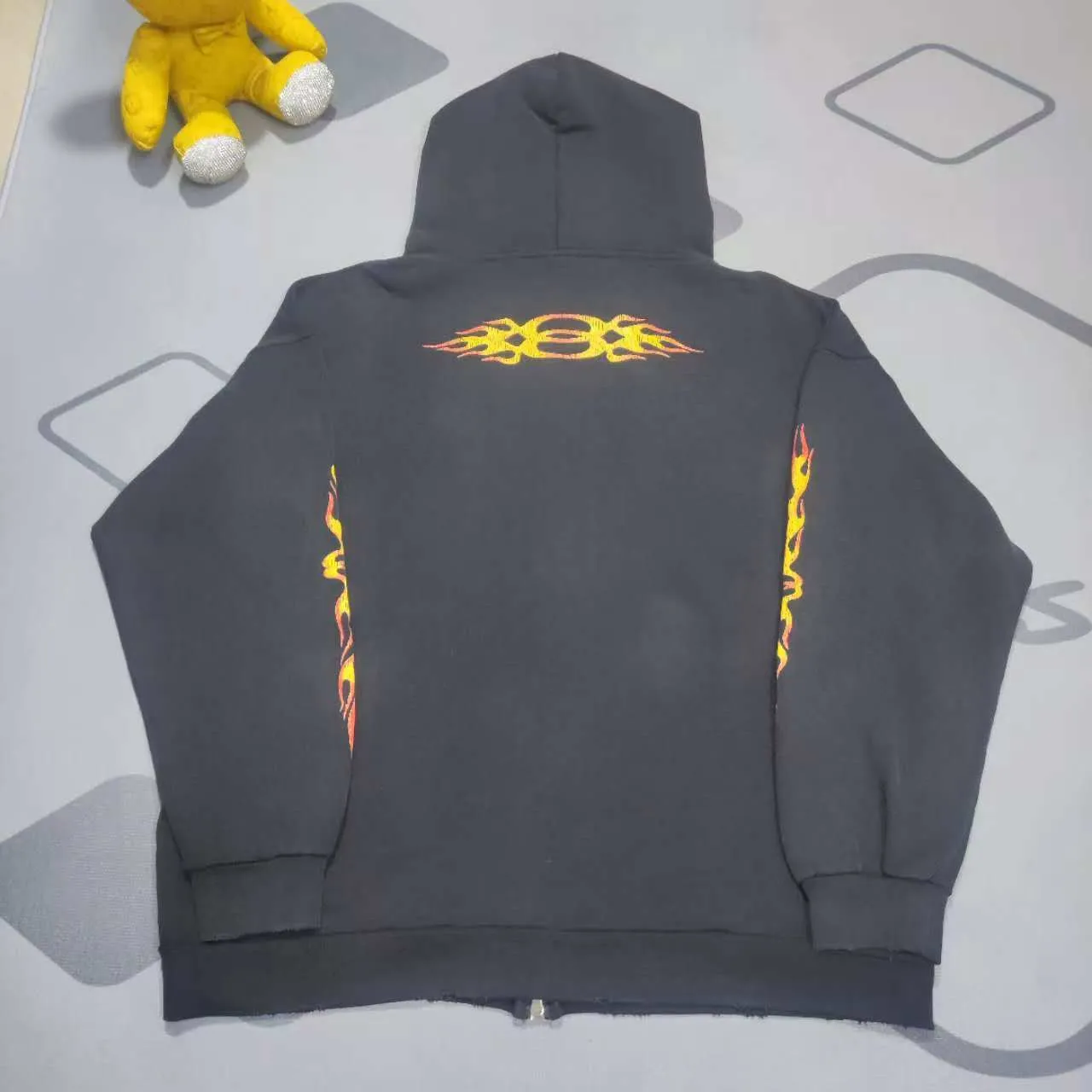 Top version BALENCIAGA/SS Balenciaga 2024 double-ring flame direct-injection printed washed and distressed hooded zipper jacket 2024 new style ✅No.1 quality in this market Real ceiling quality ✅All original development drawings pay attention to details to avoid stolen pictures from merchants ✅Correct 450g custom-woven and dyed 100% cotton double yarn compact cotton fabric ✅Imported Conley direct-injection printing color ZP consistent ✅Letter cracking process, clear and firm, no hand feel ✅Ready-made garments washed and distressed Overweight craftsmanship, good color fastness, consistent ZP. Let me explain why mine is a little more expensive than others, 1. It seems to be a simple printing or embroidery, but it is not simple at all. 10000% imported machine restoration is not just a lip service. You are welcome to compare with peers. 2. Each model is produced by the company. The details of the workmanship and fabrics are consistent with the original ones. There is no color difference between the details and the counters. Reproduction is not terrible. Whoever is fake is embarrassed. It’s not shameful to make a replica, it’s shameful if you can’t buy the correct version if you make a replica.  3. Note that the threaded collars are all original collars of certain countries and regions, with high wrapping. The width of the neckline and cabinets are accurate to the millimeter. Thick necklines are not easy to deform. The collars of high-end products are all restored cabinets. They are different from the big collars in the world. Ordinary garbage short-sleeves are printed with a print. The clavicle of the upper body is exposed. Please be patient. Customers who have bought genuine products or have seen genuine products will come back to place orders again. This is quality. This is quality. 4. Different styles of washed wheat main wheat, including imported wheat, have different colors and codes. Really restore the counter. As we all know, Balenciaga's collar labels in each quarter have different English or different colors. This distinguishes fast food from the world's same-colored main wheat washed wheat. 5. Pay attention to the workmanship. The stitching at the neckline has no folds, smooth and natural without overlapping lines, and truly restores this. This is something that many people cannot do. 6. The fabric is made of 450g Paris-specific double yarn. No one can make better fabrics than my family. There's really no way to compare it with the ordinary version on the market. Respect it. It's genuine and costs thousands of dollars anyway. Don't go wrong with the quality of street stall products. 7. The workmanship is fully restored and the packaging is fully restored. The cost is huge. 8. I guarantee here that this is the highest quality you can find. P:510 Size: XS-S-M-L (the correct version is very large)