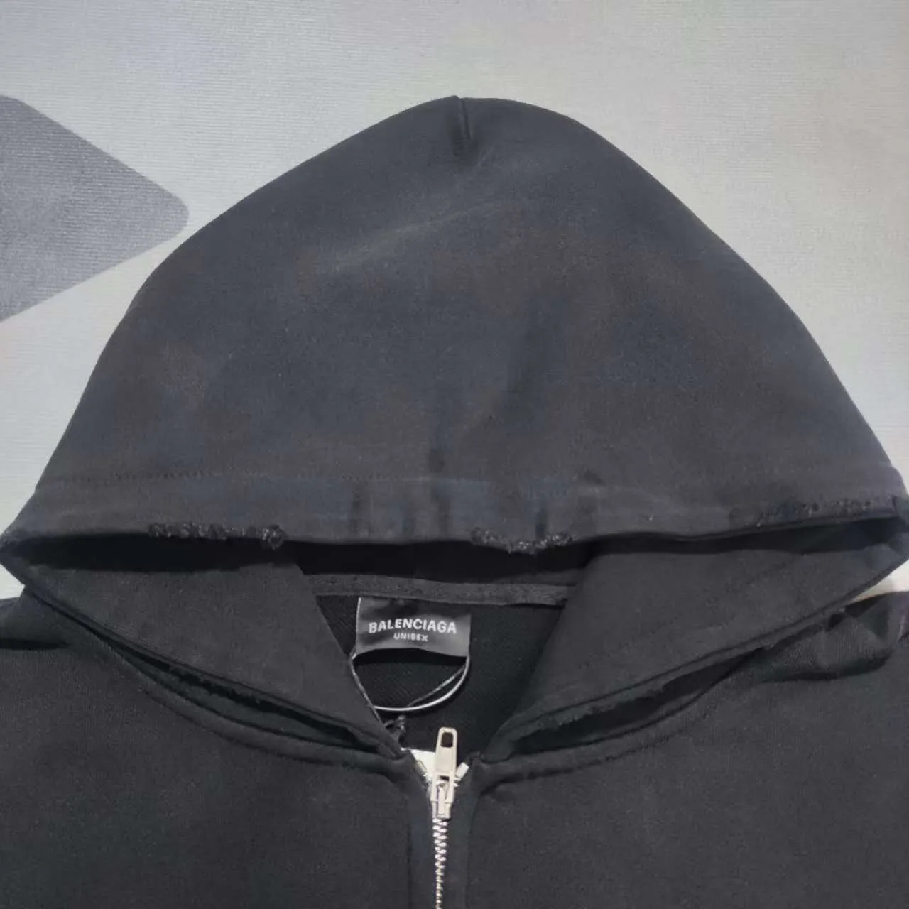 Top version BALENCIAGA/SS Balenciaga 2024 double-ring flame direct-injection printed washed and distressed hooded zipper jacket 2024 new style ✅No.1 quality in this market Real ceiling quality ✅All original development drawings pay attention to details to avoid stolen pictures from merchants ✅Correct 450g custom-woven and dyed 100% cotton double yarn compact cotton fabric ✅Imported Conley direct-injection printing color ZP consistent ✅Letter cracking process, clear and firm, no hand feel ✅Ready-made garments washed and distressed Overweight craftsmanship, good color fastness, consistent ZP. Let me explain why mine is a little more expensive than others, 1. It seems to be a simple printing or embroidery, but it is not simple at all. 10000% imported machine restoration is not just a lip service. You are welcome to compare with peers. 2. Each model is produced by the company. The details of the workmanship and fabrics are consistent with the original ones. There is no color difference between the details and the counters. Reproduction is not terrible. Whoever is fake is embarrassed. It’s not shameful to make a replica, it’s shameful if you can’t buy the correct version if you make a replica.  3. Note that the threaded collars are all original collars of certain countries and regions, with high wrapping. The width of the neckline and cabinets are accurate to the millimeter. Thick necklines are not easy to deform. The collars of high-end products are all restored cabinets. They are different from the big collars in the world. Ordinary garbage short-sleeves are printed with a print. The clavicle of the upper body is exposed. Please be patient. Customers who have bought genuine products or have seen genuine products will come back to place orders again. This is quality. This is quality. 4. Different styles of washed wheat main wheat, including imported wheat, have different colors and codes. Really restore the counter. As we all know, Balenciaga's collar labels in each quarter have different English or different colors. This distinguishes fast food from the world's same-colored main wheat washed wheat. 5. Pay attention to the workmanship. The stitching at the neckline has no folds, smooth and natural without overlapping lines, and truly restores this. This is something that many people cannot do. 6. The fabric is made of 450g Paris-specific double yarn. No one can make better fabrics than my family. There's really no way to compare it with the ordinary version on the market. Respect it. It's genuine and costs thousands of dollars anyway. Don't go wrong with the quality of street stall products. 7. The workmanship is fully restored and the packaging is fully restored. The cost is huge. 8. I guarantee here that this is the highest quality you can find. P:510 Size: XS-S-M-L (the correct version is very large)