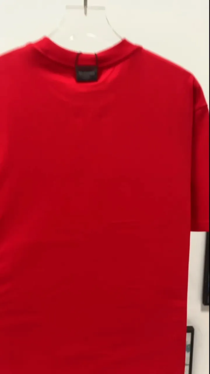 Real shot video on the back————The top tested version Balenciaga 23ss Balenciaga black letter embroidery reversible short-sleeved T-shirt for male and female couples stars 16-count combed siro-spun plain cloth is used for environmentally friendly vulcanization dyeing of the board. The weight of the finished garment is 360 grams. Dust-free singeing and food-feeding processes ensure that the cloth surface is clear and dust-free. Environmentally-friendly vulcanization dyeing and dust-free singeing and food-feeding processes ensure that The cloth surface is clear and dust-free. The matching thread is 16S and the cross pull thread. The difficulty lies in the embroidery. Water-soluble cotton is used for hollow three-dimensional embroidery. Imported Behringer embroidery machine cotton thread embroidery. Large area embroidery parts require a lot of consumption. For large-sized water-soluble cotton, there are many subsequent processes, including the time required to dissolve the water-soluble cotton and the number of washes. If there is unprocessed undissolved cotton glue attached to the clothes, the entire garment will be directly scrapped. In terms of process alone, it is a time-consuming and labor-intensive style. The pattern effect is fully restored. The double-layer stitching on the back collar is firm and tight, the double chain on the shoulders is routed, the hem is tight, the fabric is full of drape, and the pattern is consistent. Every detail is presented to the customer. Customized brand new collar label, washed, distinguishing the wrong collar label from the market, the details are visible. Quality guaranteed! Size: XS-L Color: red washed black P:310