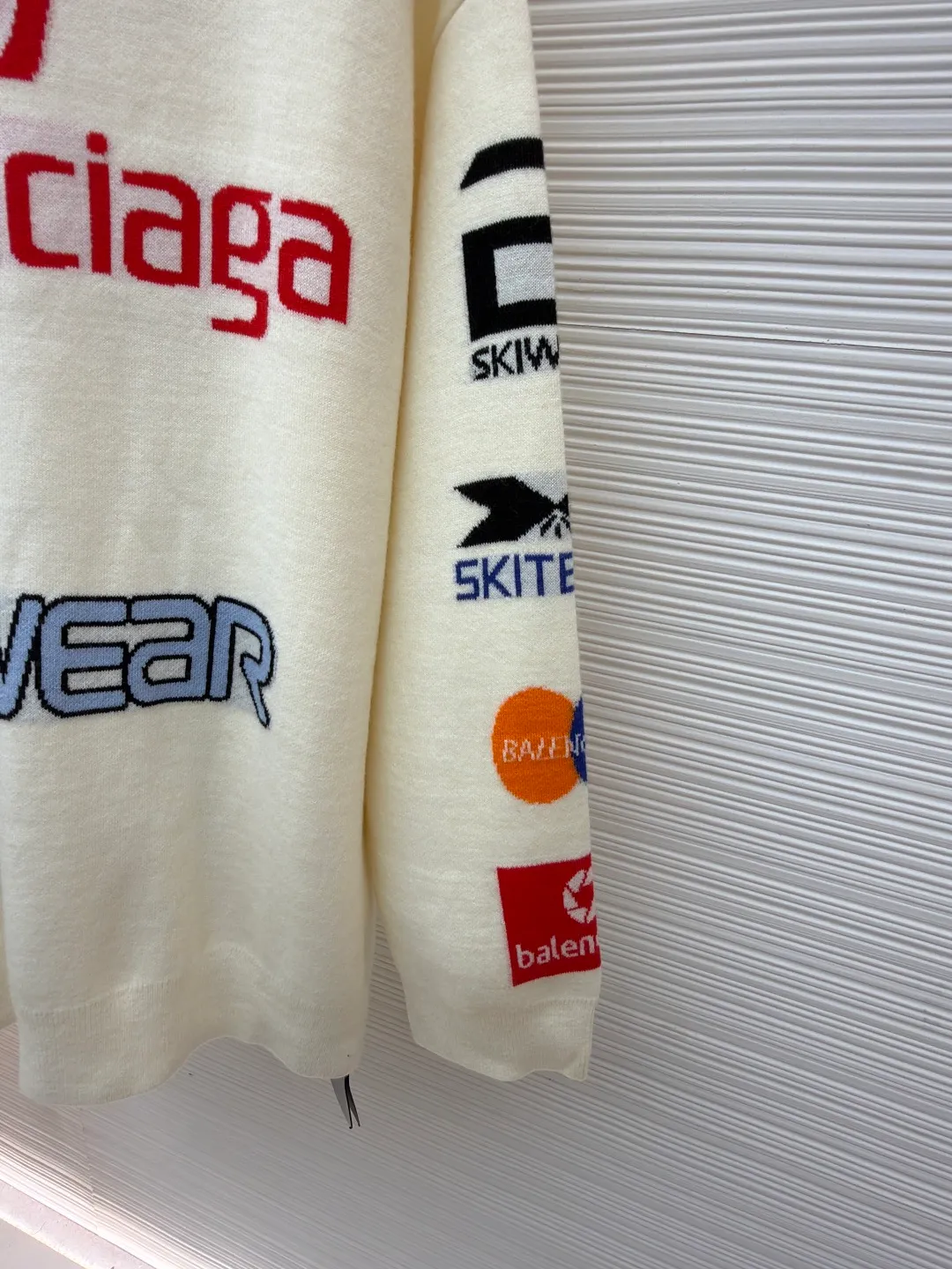Balenciaga SKI ski series monogram jacquard turtleneck sweater ●Item number: 1681041-C10 ●Material: wool blended fabric ●Technology: jacquard production ●Version: loose version ●Weight: about 720 grams ●Size: The sleeves on both sides are designed with multiple logos and heavy jacquard design. The jacquard and fabric are integrated into one, and the ribbed collar is custom-woven. The overall wiring is straight and delicate, the fabric is comfortable and soft, and the color is consistent without color difference. It can be matched with the same style to create a fashionable look and control various occasions. Customized accessories, complete with three standards, same style for men and women!