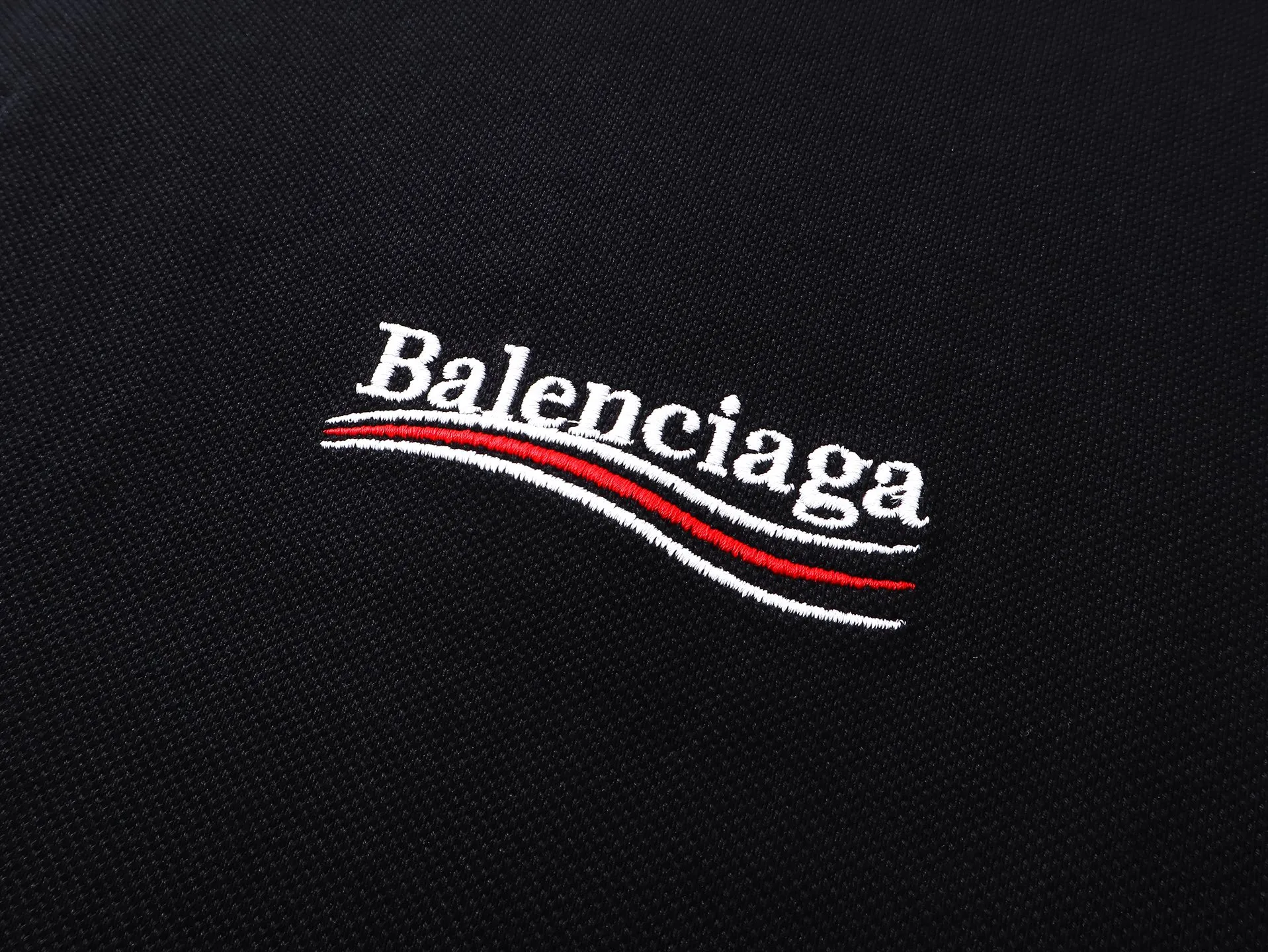 🅿️220 real photos [Top version. Official website quality] BALENCI*GA/Paris #2025 new front and back wave embroidered POLO shirt, front and back slit design, full of design, welcome to compare. The fabric is made of Paris ZP custom-woven and dyed cotton pique, weight 260 grams, clean cloth surface, clear cloth pattern, soft and comfortable. The threads are woven and dyed with no color difference. The embroidered LOGO is embroidered using imported Tajima embroidery machine. The effect is three-dimensional. Restore the brick cabinet, adopt OS loose shoulder style. Same style for men and women. Code: BL252207 Color: black, white Size: XS S M L