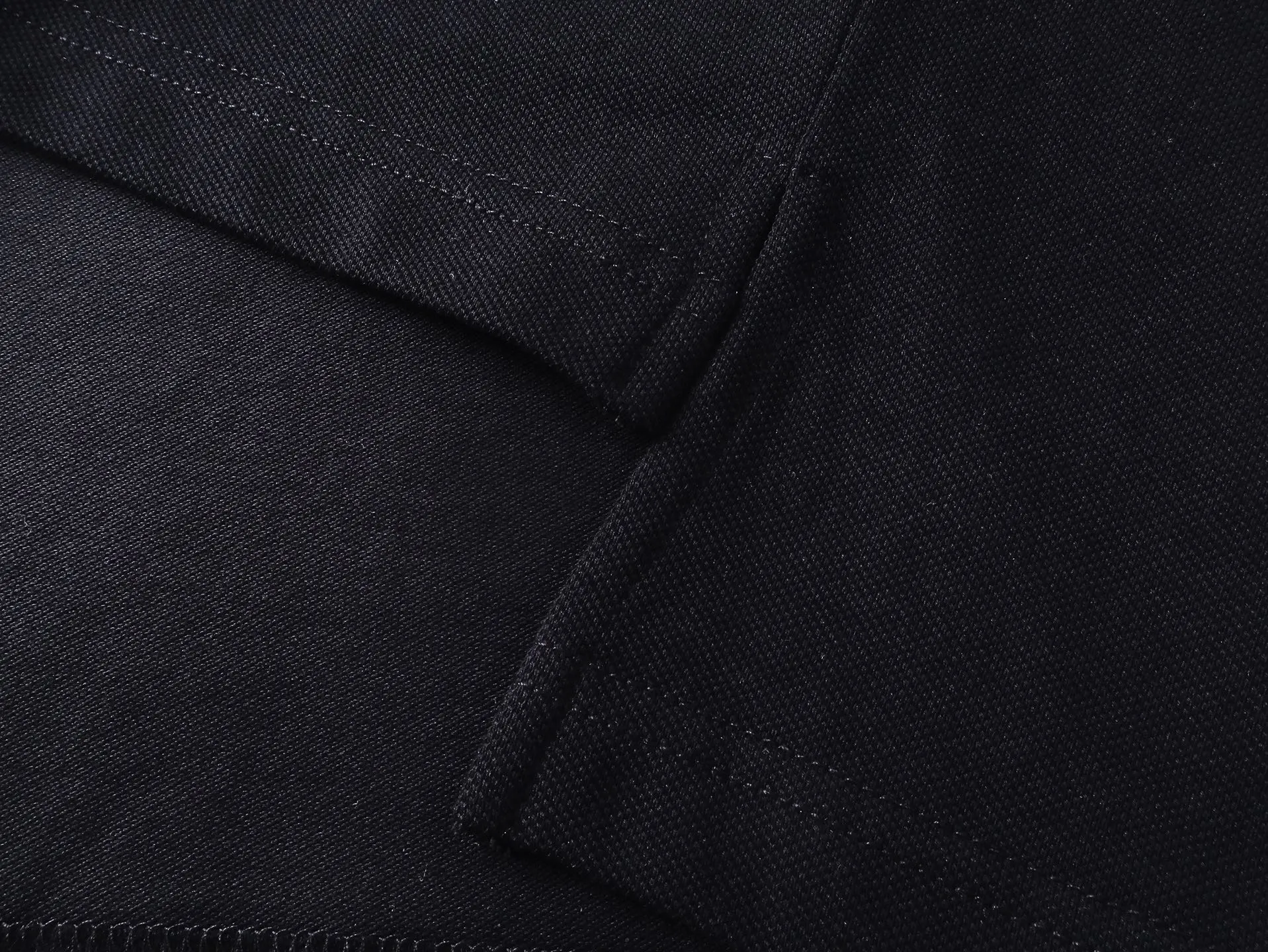 🅿️220 real photos [Top version. Official website quality] BALENCI*GA/Paris #2025 new front and back wave embroidered POLO shirt, front and back slit design, full of design, welcome to compare. The fabric is made of Paris ZP custom-woven and dyed cotton pique, weight 260 grams, clean cloth surface, clear cloth pattern, soft and comfortable. The threads are woven and dyed with no color difference. The embroidered LOGO is embroidered using imported Tajima embroidery machine. The effect is three-dimensional. Restore the brick cabinet, adopt OS loose shoulder style. Same style for men and women. Code: BL252207 Color: black, white Size: XS S M L
