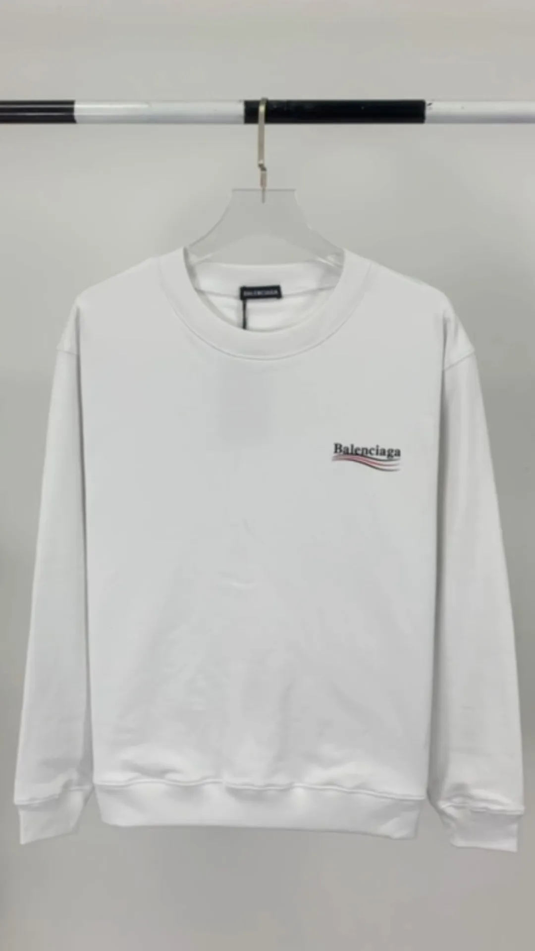 Real shot of the video——Spring and Autumn top tested version Balenciaga Classic Loose Unisex Pure Cotton Round Neck Sweatshirt for Men and Women. Customized fabrics and printed accessories details are reproduced one to one. The fabric surface is treated with dust-free woolen craftsmanship, and the shoulder and chain seams are made of 0.8cm bundled strips inside. The special machine-edged double chain-wrapped thread-stitched pure cotton is here to explain why mine is dozens of yuan more expensive than others: 1. Each model is produced by the company. The details of the workmanship and fabrics are consistent with the original ones. There is no color difference between the ones at the counters. Guaranteed no color difference. Replicas are not scary. Whoever is fake is embarrassed. It’s not shameful to make a replica, it’s shameful if you can’t buy the correct version if you make a replica. All of my series can be found in all major places and will be absolutely stunning!  2. The fabric is made of 460 Paris special fabric. No one can make it better than mine. There is really no way to compare with the ordinary version on the market. Respect it. It is authentic and costs thousands of dollars. Don’t go for the quality of street stalls. 3. The workmanship is fully restored and the packaging is fully restored. 4. I guarantee here that this is the highest quality you can find. Size: XS-L Color: haze blue, navy blue, white P:350
