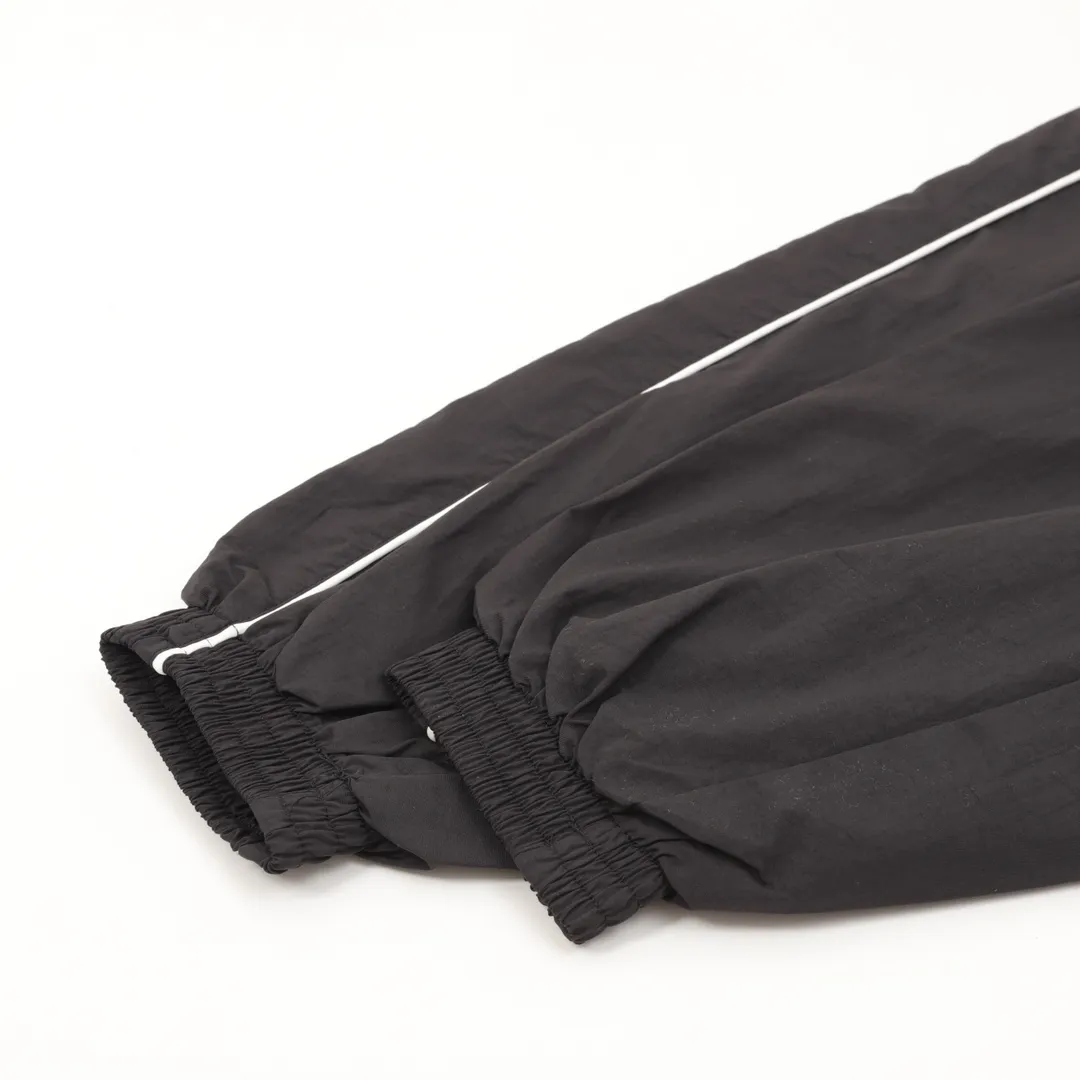 🅿️580 Balenciaga BLCG 25FW half-circle embroidered white stripe sports suit jacket. Light luxury. A must-have item for daily commuting for men and women. Correct version. Comparisons are welcome. Detailed features · Customized matte Taslan jacket fabric · The fabric has undergone a waterproof coating process · The lining is made of three-level polyester bird's eye mesh · OS ultra-loose silhouette design · Side zipper pockets hooded design · Internal zipper pocket design · Elastic waistband design at the hem · Customized molded hardware zippers Double puller design for jackets · Tajima high-speed embroidery machine with 100,000 three-dimensional needles · Splicing and inserting technology · Zippered pockets on the side of trousers · Customized molded hardware zippers with original logo · Original main mark washed tag packaging Color: Black Size: 46-52