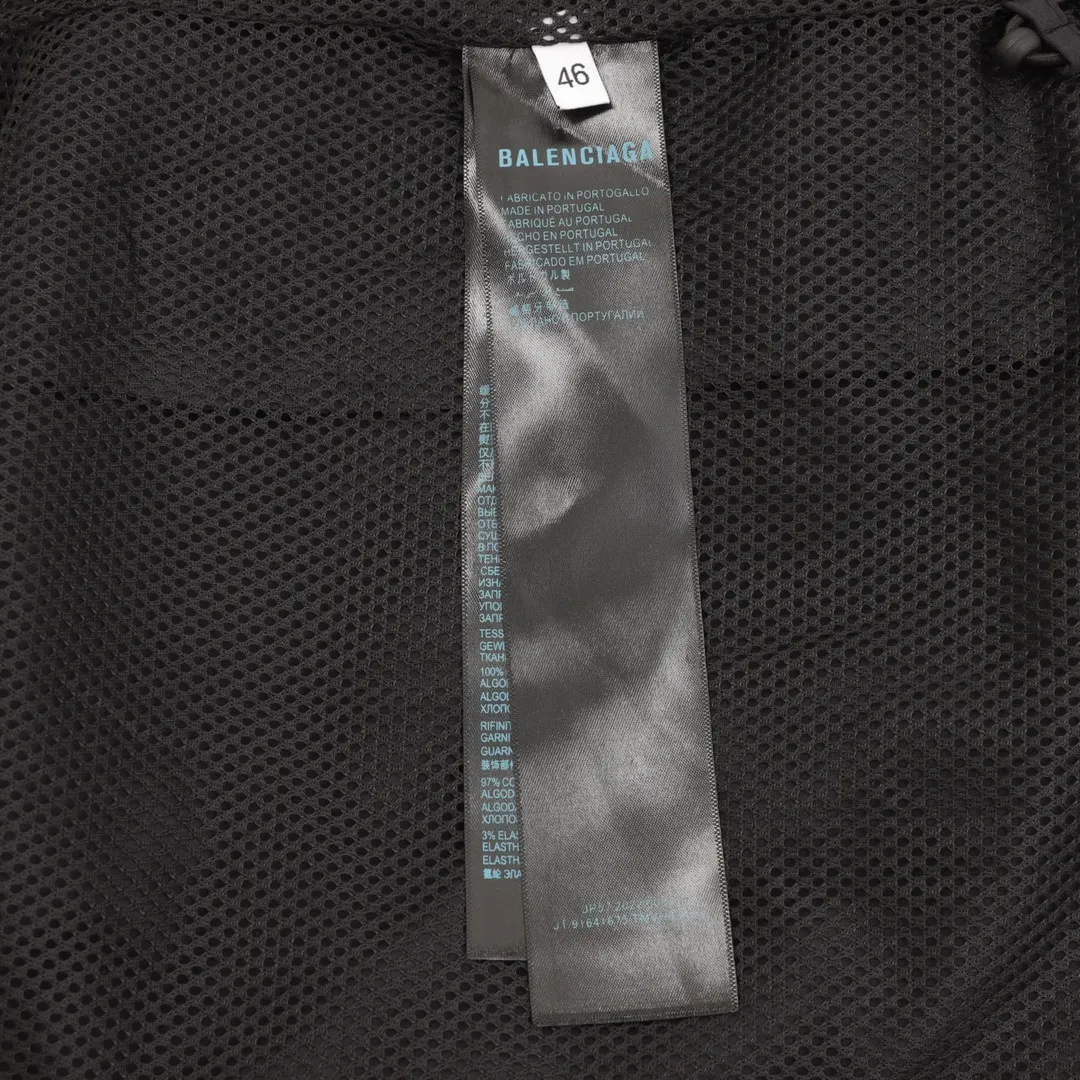 🅿️580 Balenciaga BLCG 25FW half-circle embroidered white stripe sports suit jacket. Light luxury. A must-have item for daily commuting for men and women. Correct version. Comparisons are welcome. Detailed features · Customized matte Taslan jacket fabric · The fabric has undergone a waterproof coating process · The lining is made of three-level polyester bird's eye mesh · OS ultra-loose silhouette design · Side zipper pockets hooded design · Internal zipper pocket design · Elastic waistband design at the hem · Customized molded hardware zippers Double puller design for jackets · Tajima high-speed embroidery machine with 100,000 three-dimensional needles · Splicing and inserting technology · Zippered pockets on the side of trousers · Customized molded hardware zippers with original logo · Original main mark washed tag packaging Color: Black Size: 46-52