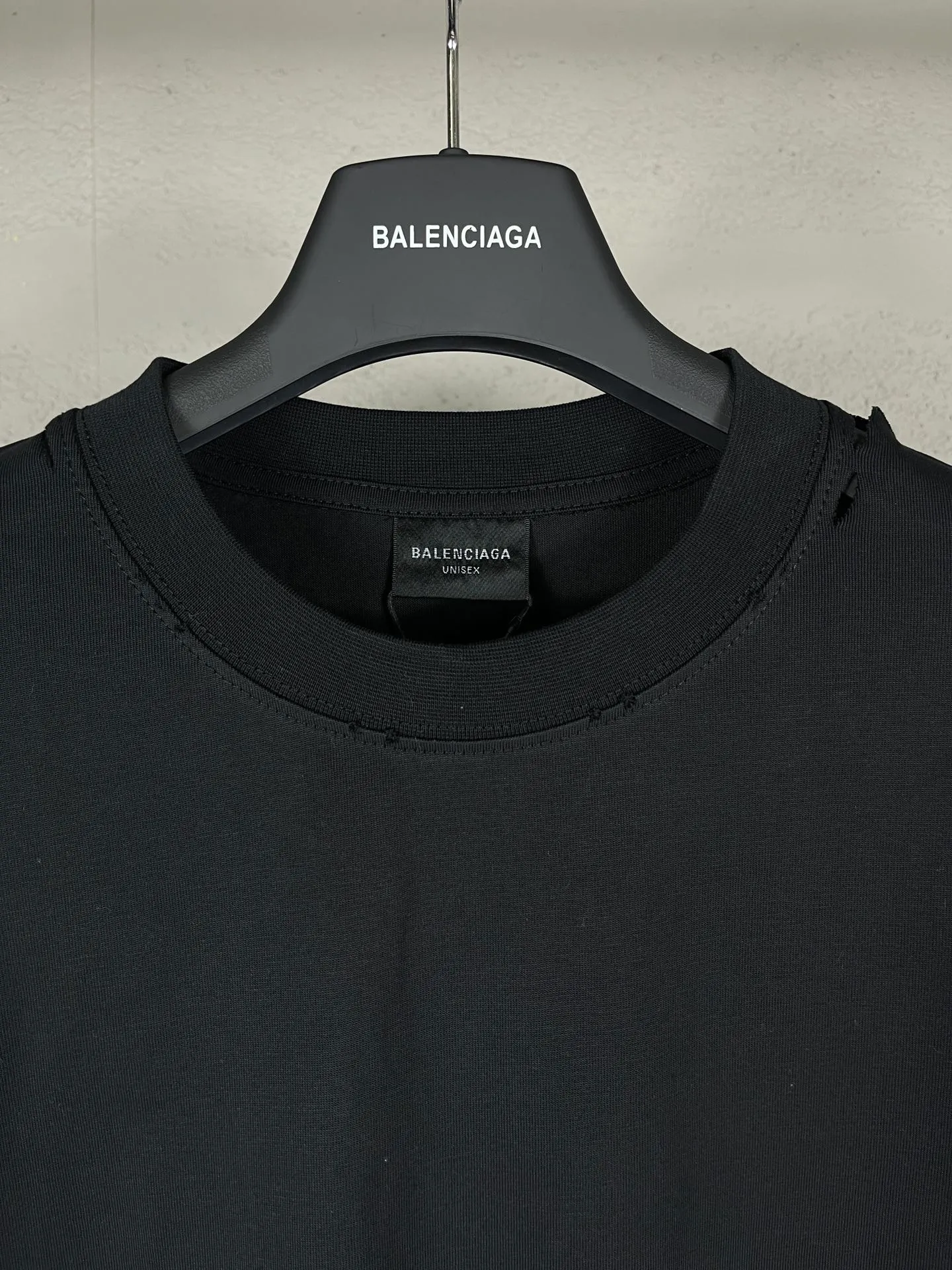 🅿️240 real photos [Top version. Official website quality] BALENCI*GA/Paris. SS25 latest smiling face collection printed washed, distressed and worn long-sleeved T-shirt. Ready-to-wear, many distressed and worn. Brick cabinets are synchronized. Genuine products are developed at the first time, and you can print and compare! The fabric is made of Paris ZP custom-woven and dyed cotton double yarn. Weighing 260 grams, the cloth surface is clean. The cloth pattern is clear, soft and comfortable. The threads are dyed with no color difference. The printing is made of environmentally friendly imported materials. The letters are clear and the effect is three-dimensional. The version adopts OS loose shoulder design. Same style for men and women. Code: BL235066 Color: Black Size: XS S M L