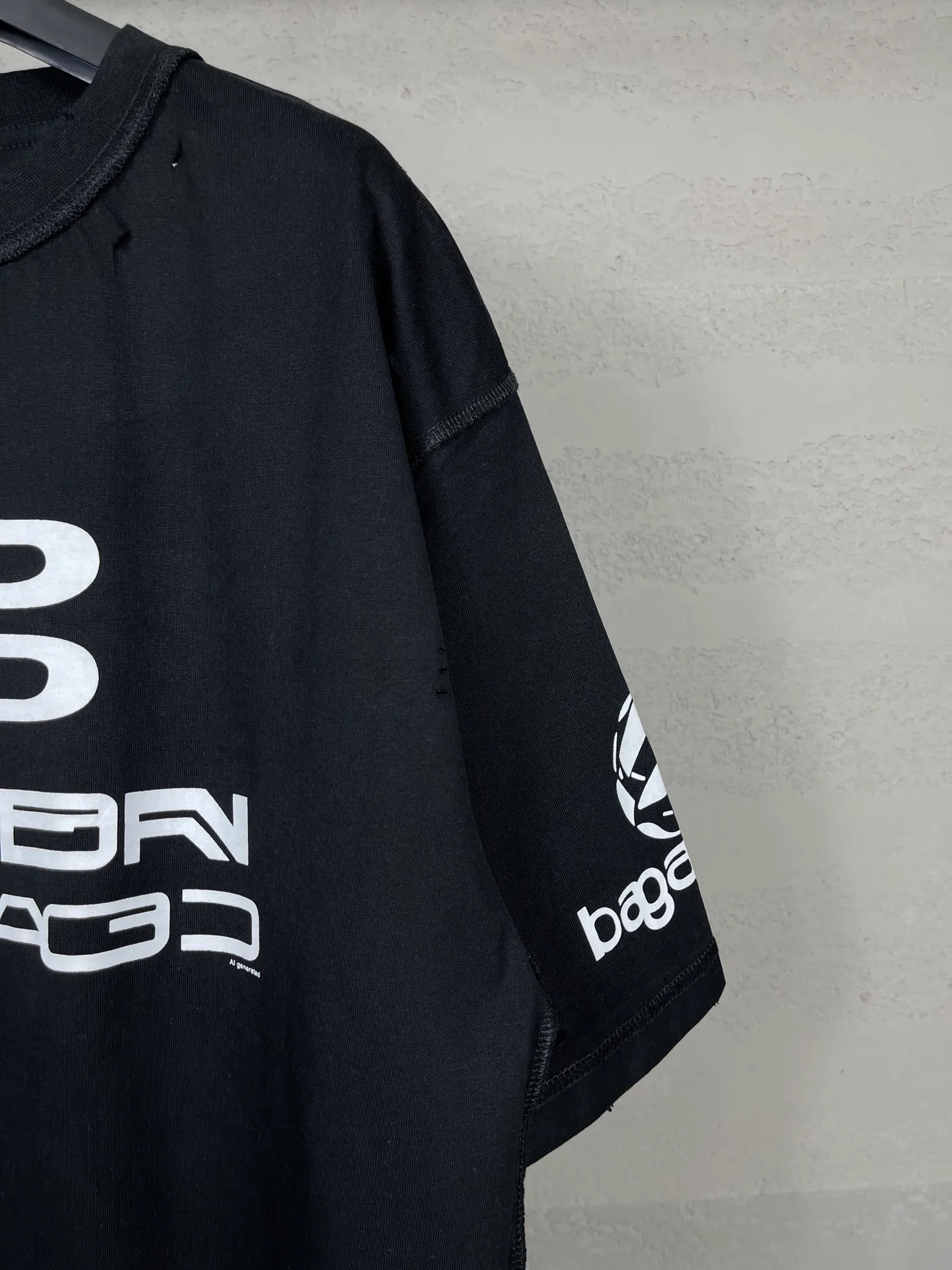 🅿️194 photos [Top version. Official website quality] BALENCI*GA/Paris AI GENERATED series new T-shirt #2024 new style. The reverse stitching design is full of sense. The front, back, left and right sleeves are printed with the new LOGO. The ready-made garments are washed and worn. Notice! ️The original version of this style is made with reverse stitching. It is worn, washed and distressed. This is the normal practice in the Jubie market. The black and gray cuff prints are different. #2024 Spring and Summer Brick Cabinet Synchronization Welcome to compare. The fabric is made of Paris ZP custom-woven and dyed cotton double yarn, with a weight of 260 grams. The cloth surface is clean. The cloth pattern is clear, soft and comfortable. The threads are dyed with no color difference. The classic letter LOGO is printed with imported environmentally friendly glue. The letters are clear and the effect is three-dimensional. Restore the brick cabinet, adopt OS loose shoulder style. Same style for men and women. Code: BL223335 Color: black, light gray, white. Size: XS to L