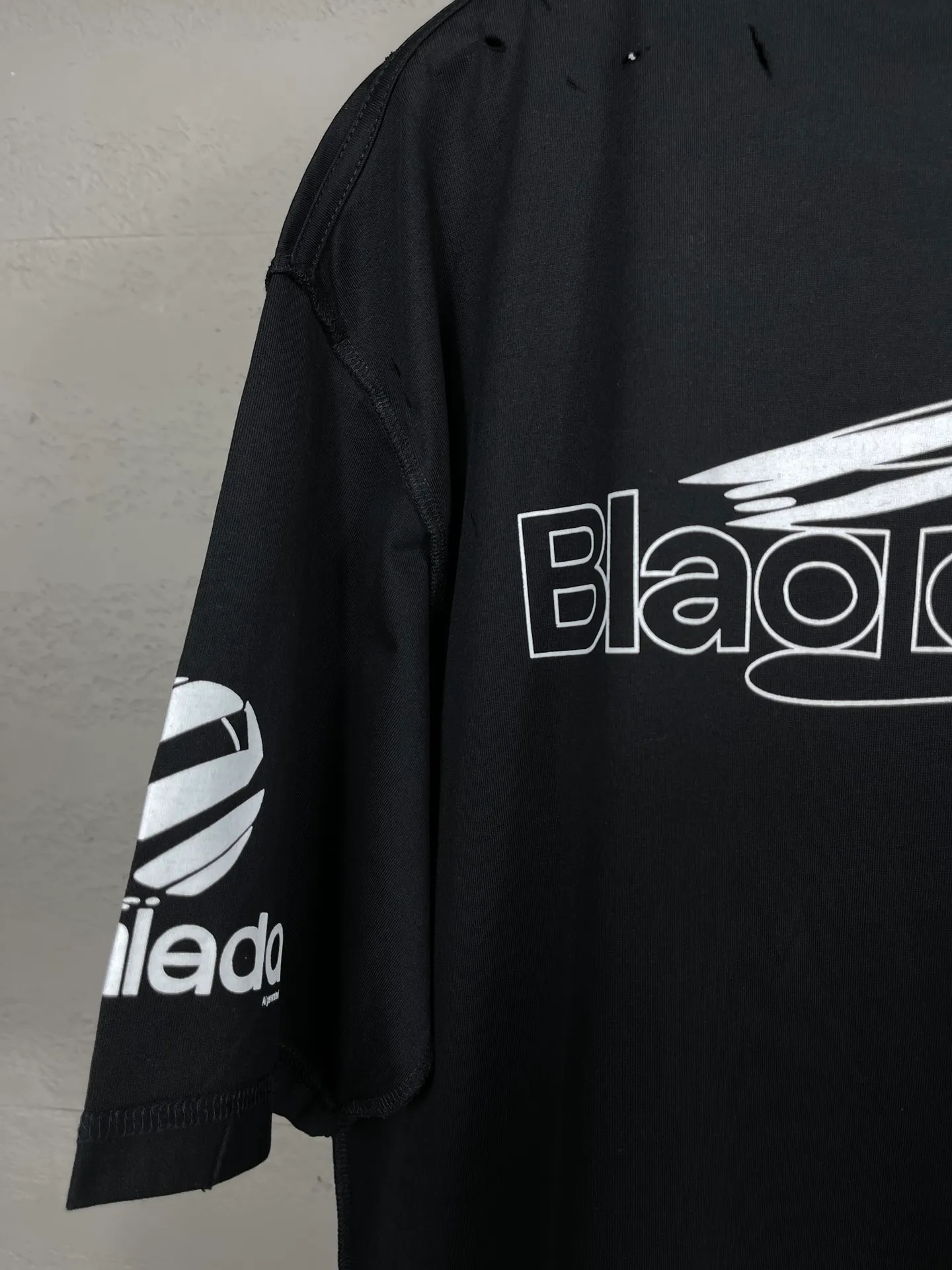 🅿️194 photos [Top version. Official website quality] BALENCI*GA/Paris AI GENERATED series new T-shirt #2024 new style. The reverse stitching design is full of sense. The front, back, left and right sleeves are printed with the new LOGO. The ready-made garments are washed and worn. Notice! ️The original version of this style is made with reverse stitching. It is worn, washed and distressed. This is the normal practice in the Jubie market. The black and gray cuff prints are different. #2024 Spring and Summer Brick Cabinet Synchronization Welcome to compare. The fabric is made of Paris ZP custom-woven and dyed cotton double yarn, with a weight of 260 grams. The cloth surface is clean. The cloth pattern is clear, soft and comfortable. The threads are dyed with no color difference. The classic letter LOGO is printed with imported environmentally friendly glue. The letters are clear and the effect is three-dimensional. Restore the brick cabinet, adopt OS loose shoulder style. Same style for men and women. Code: BL223335 Color: black, light gray, white. Size: XS to L