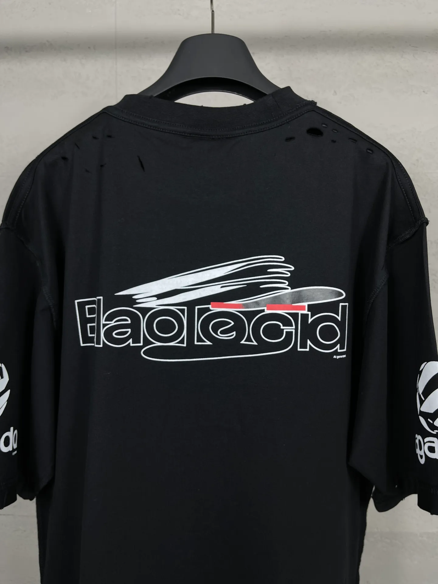 🅿️194 photos [Top version. Official website quality] BALENCI*GA/Paris AI GENERATED series new T-shirt #2024 new style. The reverse stitching design is full of sense. The front, back, left and right sleeves are printed with the new LOGO. The ready-made garments are washed and worn. Notice! ️The original version of this style is made with reverse stitching. It is worn, washed and distressed. This is the normal practice in the Jubie market. The black and gray cuff prints are different. #2024 Spring and Summer Brick Cabinet Synchronization Welcome to compare. The fabric is made of Paris ZP custom-woven and dyed cotton double yarn, with a weight of 260 grams. The cloth surface is clean. The cloth pattern is clear, soft and comfortable. The threads are dyed with no color difference. The classic letter LOGO is printed with imported environmentally friendly glue. The letters are clear and the effect is three-dimensional. Restore the brick cabinet, adopt OS loose shoulder style. Same style for men and women. Code: BL223335 Color: black, light gray, white. Size: XS to L
