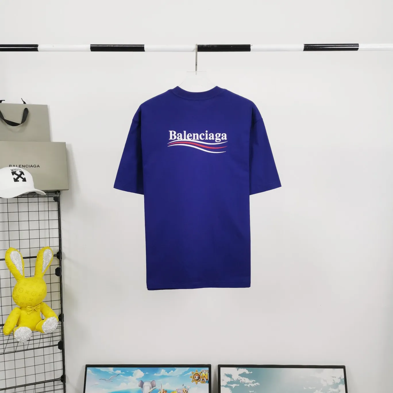 [New arrival] The top tried and tested version of Balenciaga's classic loose-fitting unisex pure cotton short-sleeved style. Custom-made fabrics and printed accessories are reproduced one-to-one. It is made of 280g cotton fabric with 32 count fine double cotton yarn plain weave, and the fabric surface is treated with dust-free woolen craftsmanship. The shoulder and chain seams are made of 0.8cm bundled strips inside, and the double chain stitching on the machine side is made of pure cotton. Here is an explanation of why I am dozens of yuan more expensive than others: 1. Each model is produced by the company. The detailed workmanship and fabrics are consistent with the genuine ones. There is no color difference between the ones at the counters. Guaranteed no color difference. Replicas are not scary. Whoever is fake is embarrassed. It’s not shameful to make a replica, it’s shameful if you can’t buy the correct version if you make a replica. All of my series can be found in all major places and will be absolutely stunning!  2. The fabric is made of 280g Paris-specific double yarn. No one can make better fabrics than mine. There is really no way to compare with the ordinary version on the market. Respect it. It is authentic and costs thousands of dollars. Don’t go for the quality of street stalls. 3. The workmanship has been restored in all aspects. The packaging has been restored in all aspects. 4. I guarantee here that this is the highest quality you can find. Size: XS-L Color; Blue Pink Fluorescent Yellow P: 260
