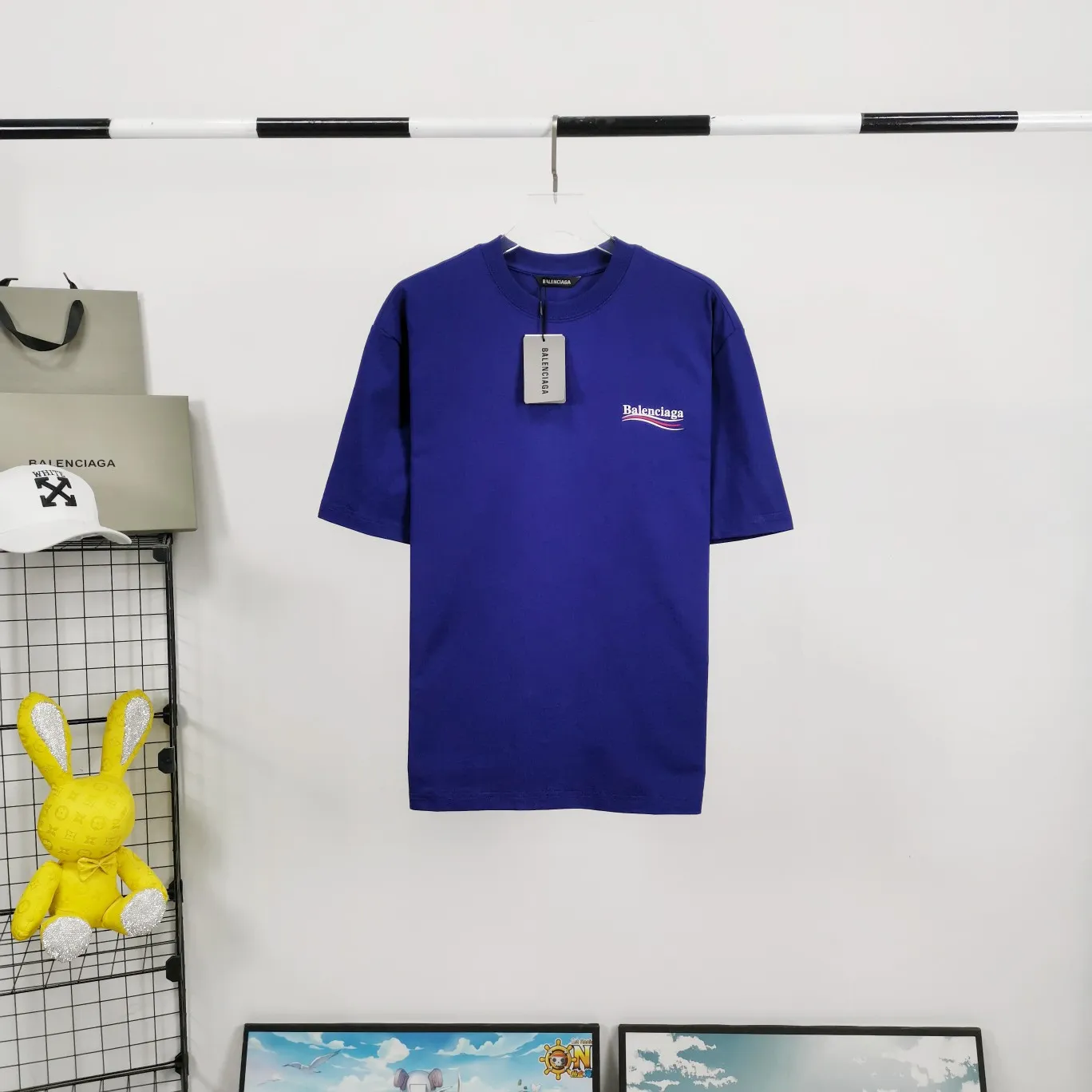 [New arrival] The top tried and tested version of Balenciaga's classic loose-fitting unisex pure cotton short-sleeved style. Custom-made fabrics and printed accessories are reproduced one-to-one. It is made of 280g cotton fabric with 32 count fine double cotton yarn plain weave, and the fabric surface is treated with dust-free woolen craftsmanship. The shoulder and chain seams are made of 0.8cm bundled strips inside, and the double chain stitching on the machine side is made of pure cotton. Here is an explanation of why I am dozens of yuan more expensive than others: 1. Each model is produced by the company. The detailed workmanship and fabrics are consistent with the genuine ones. There is no color difference between the ones at the counters. Guaranteed no color difference. Replicas are not scary. Whoever is fake is embarrassed. It’s not shameful to make a replica, it’s shameful if you can’t buy the correct version if you make a replica. All of my series can be found in all major places and will be absolutely stunning!  2. The fabric is made of 280g Paris-specific double yarn. No one can make better fabrics than mine. There is really no way to compare with the ordinary version on the market. Respect it. It is authentic and costs thousands of dollars. Don’t go for the quality of street stalls. 3. The workmanship has been restored in all aspects. The packaging has been restored in all aspects. 4. I guarantee here that this is the highest quality you can find. Size: XS-L Color; Blue Pink Fluorescent Yellow P: 260